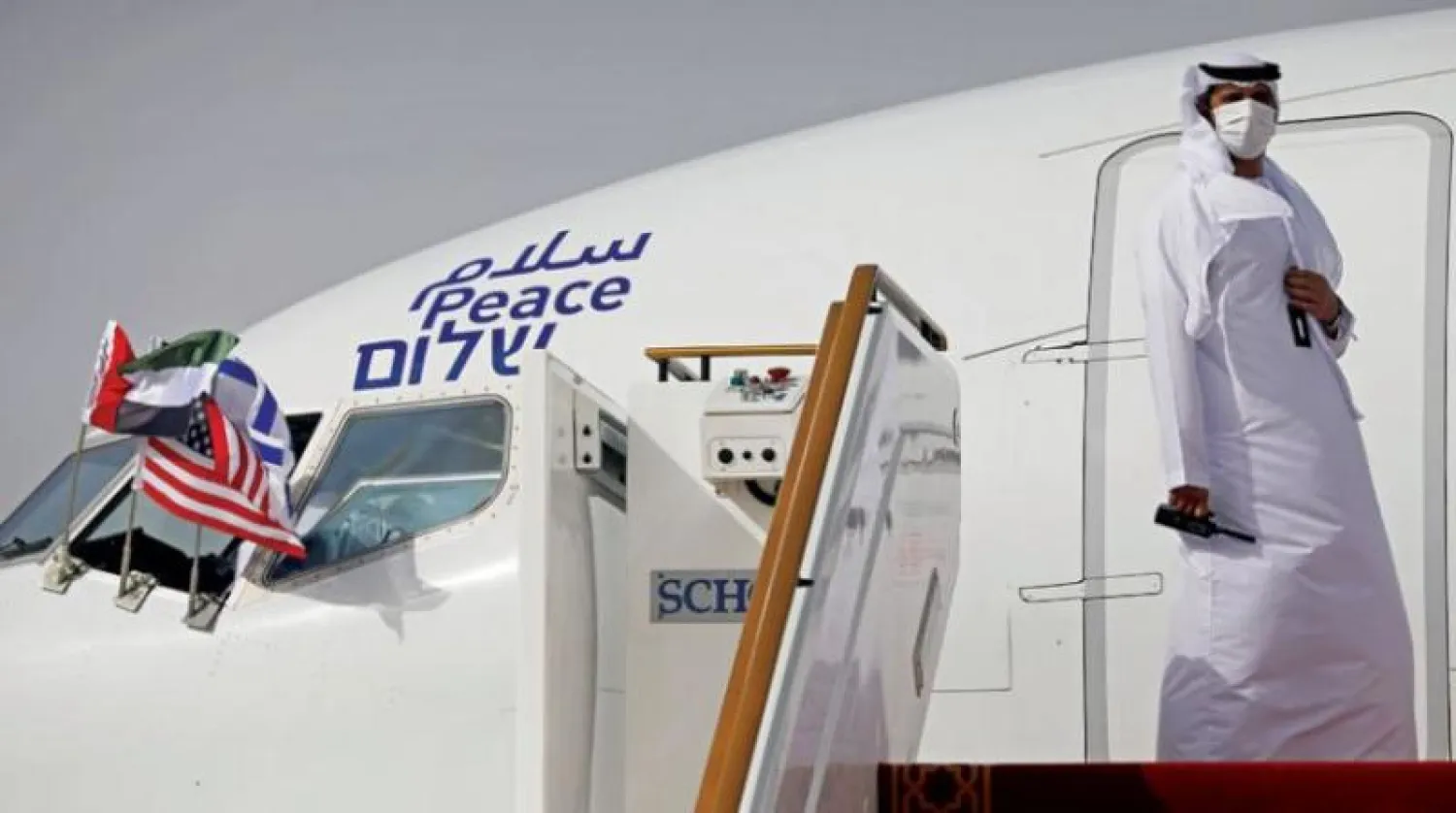 مطار أبوظبي استقبل أول طائرة تجارية إسرائيلية نهاية أغسطس الماضي (أ.ب)