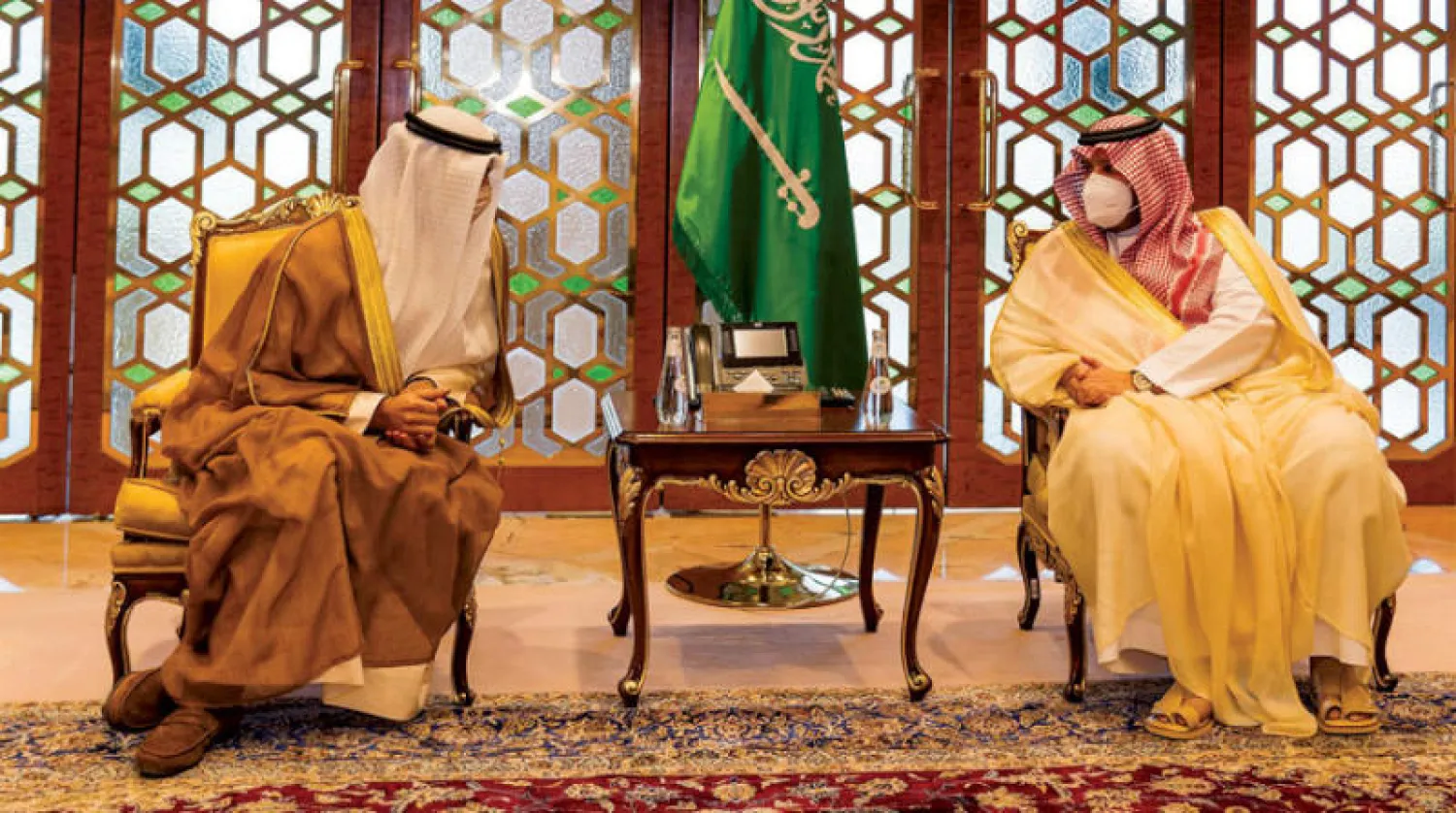 الأمير تركي بن محمد مع مبعوث أمير الكويت (واس)