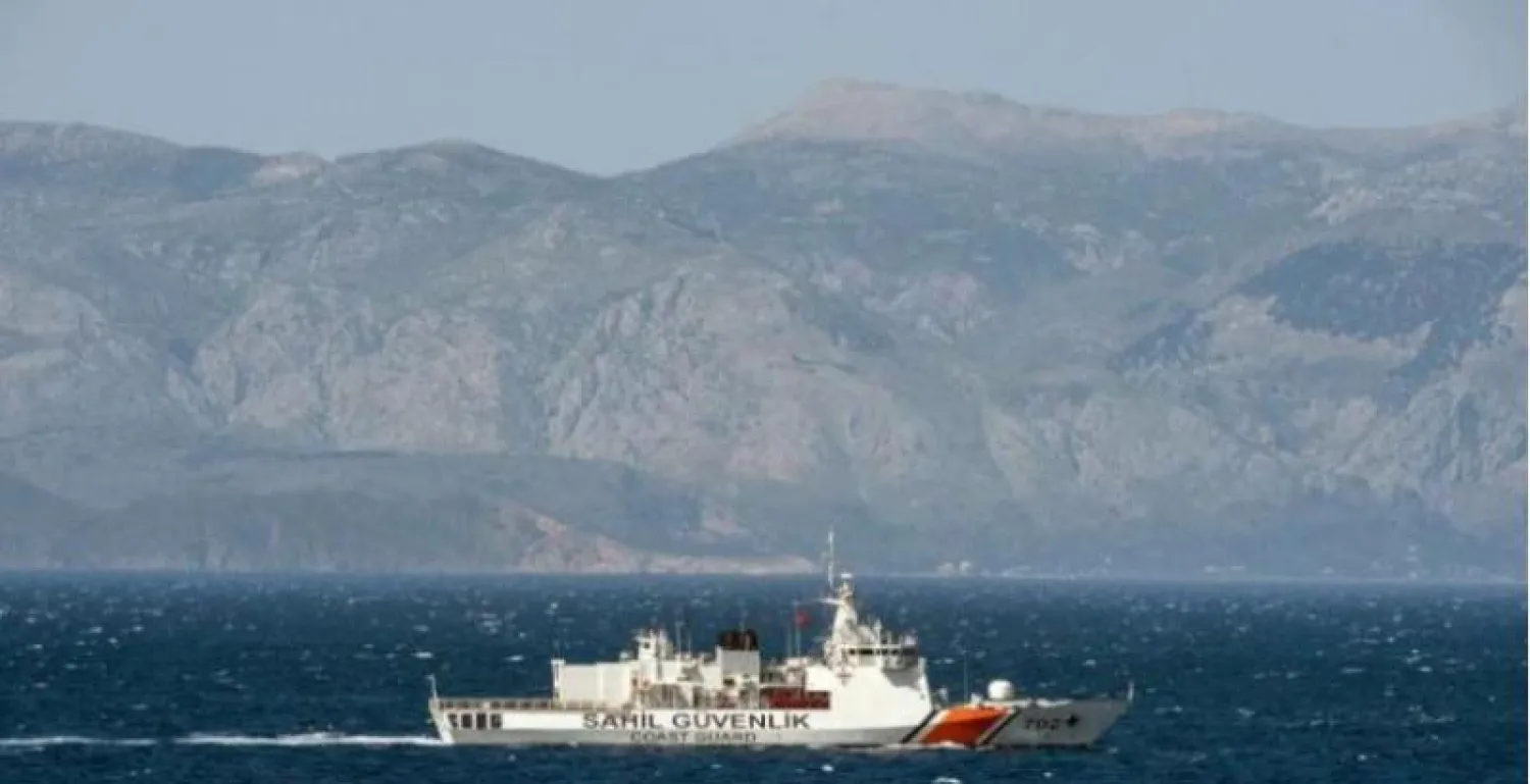 سفينة تابعة لخفر السواحل التركي تقوم بدورية في بحر إيجة (أرشيف - رويترز)