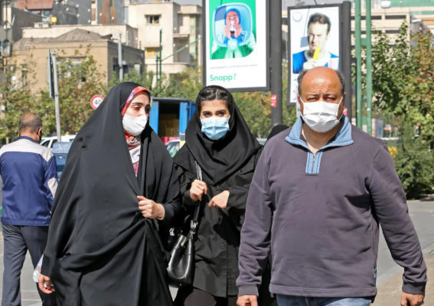 إيرانيون يسيرون في شوارع طهران (أ.ف.ب)