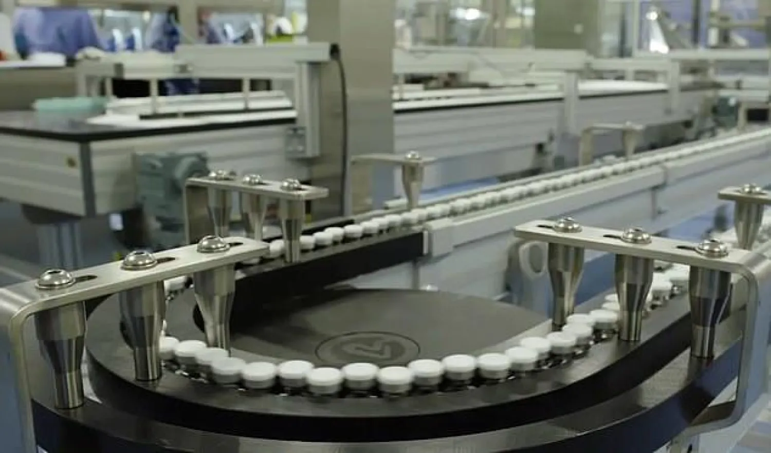 زجاجات لقاح «كورونا» الذي تنتجه شركة «فايزر» الأميركية على خط الإنتاج (ديلي ميل)