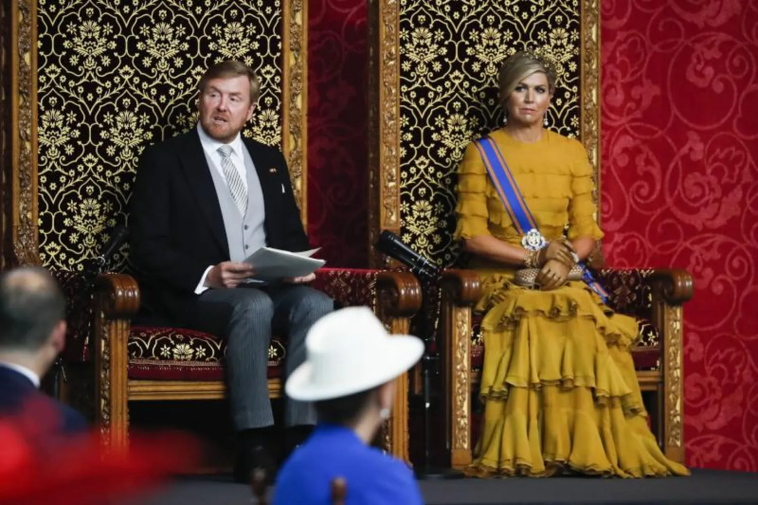 ملك هولندا فيليم - أليكسندر وإلى جواره الملكة ماكسيما (أ.ف.ب)