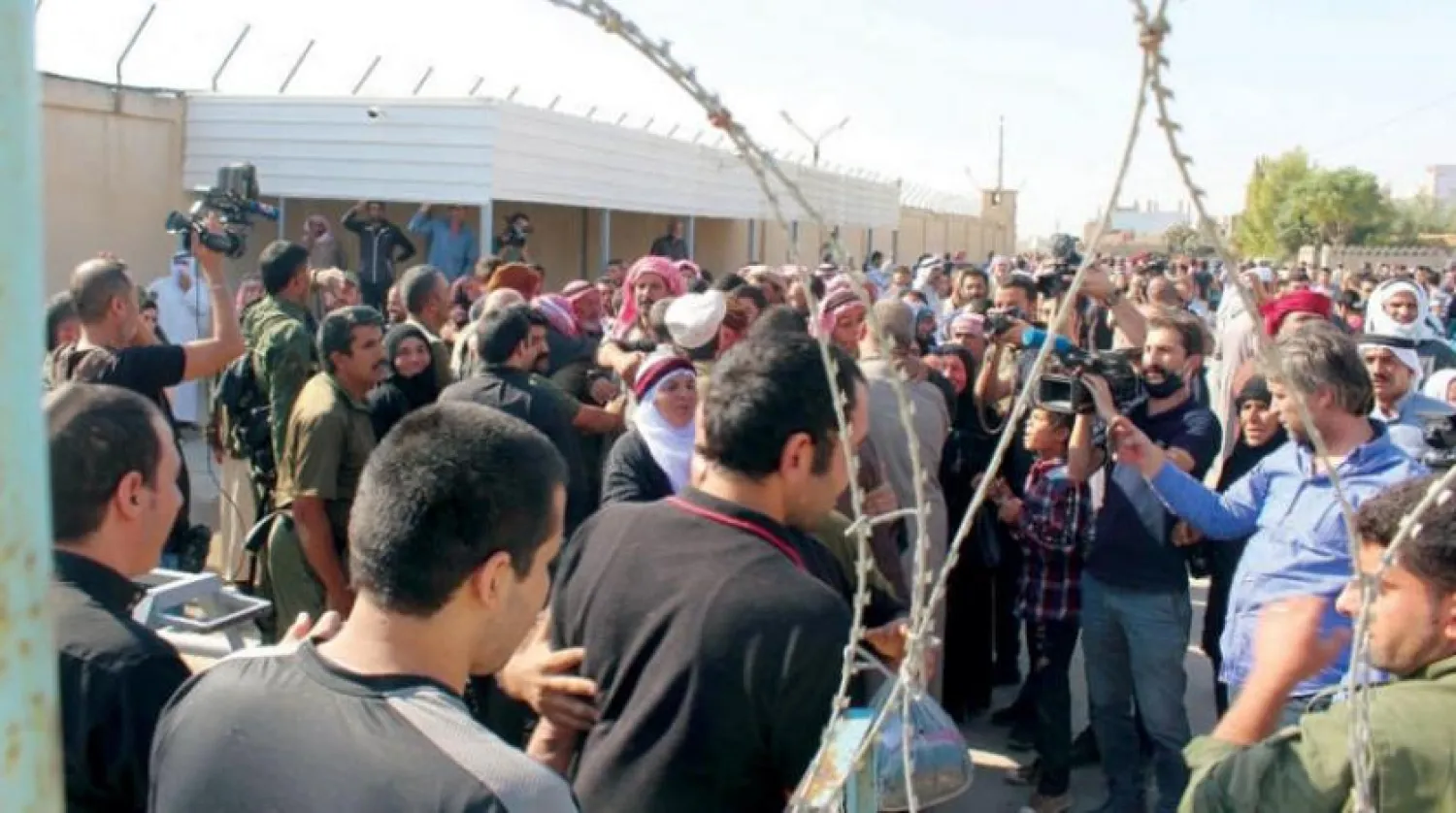Kuzey ve Doğu Suriye Özerk Yönetimi’nin af kararı uyarınca Haseke Hapishanesi’nden serbest bırakılan Suriyeliler (Şarku’l Avsat)