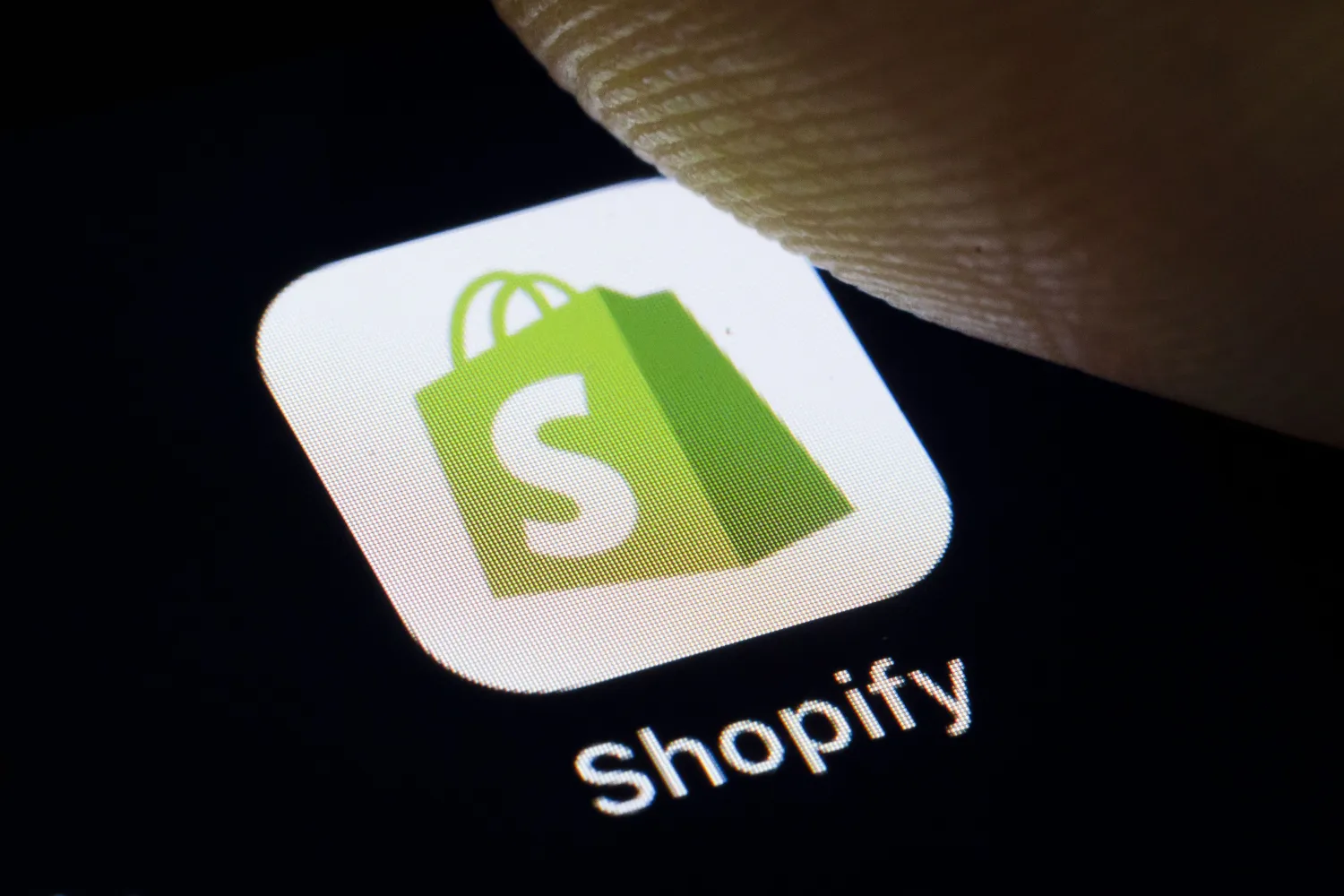 In this photo illustration the logo of Canadian e-commerce company Shopify Inc. is displayed on a smartphone on September 18, 2019 in Berlin, Germany. (Photo Illustration by Thomas Trutschel/Photothek via Getty Images)
