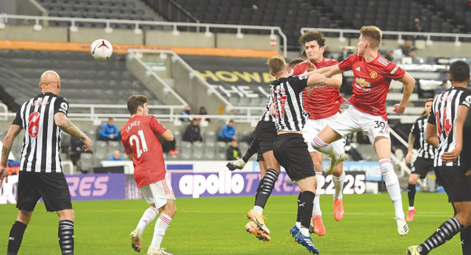 هاري مغواير يفتتح رباعية يونايتد (أ.ب)