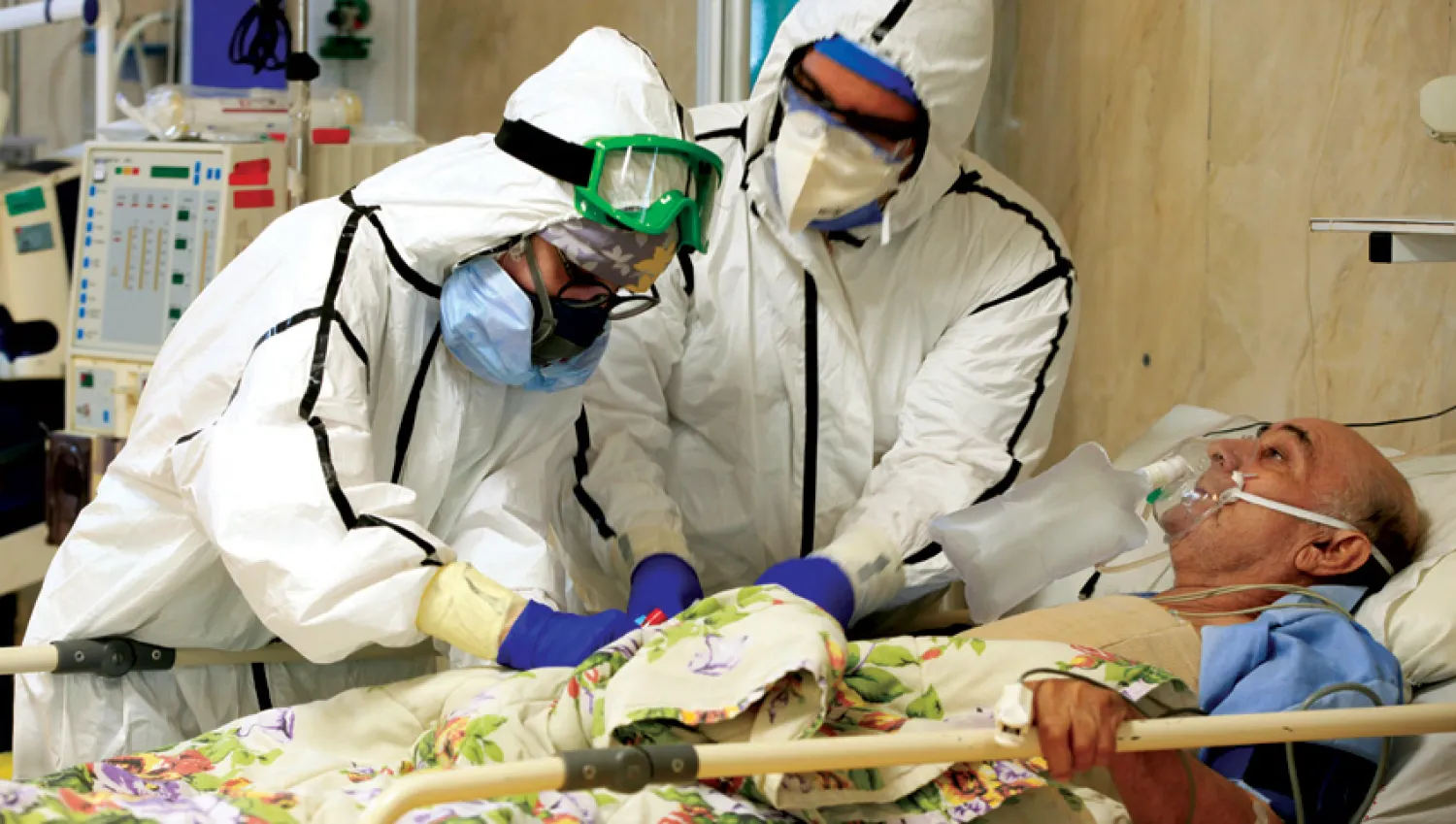 مسعفون يتعاملون مع مريض مصاب بمرض «كوفيد-19» في مستشفى تجريش شمال طهران الأربعاء (أ.ب)