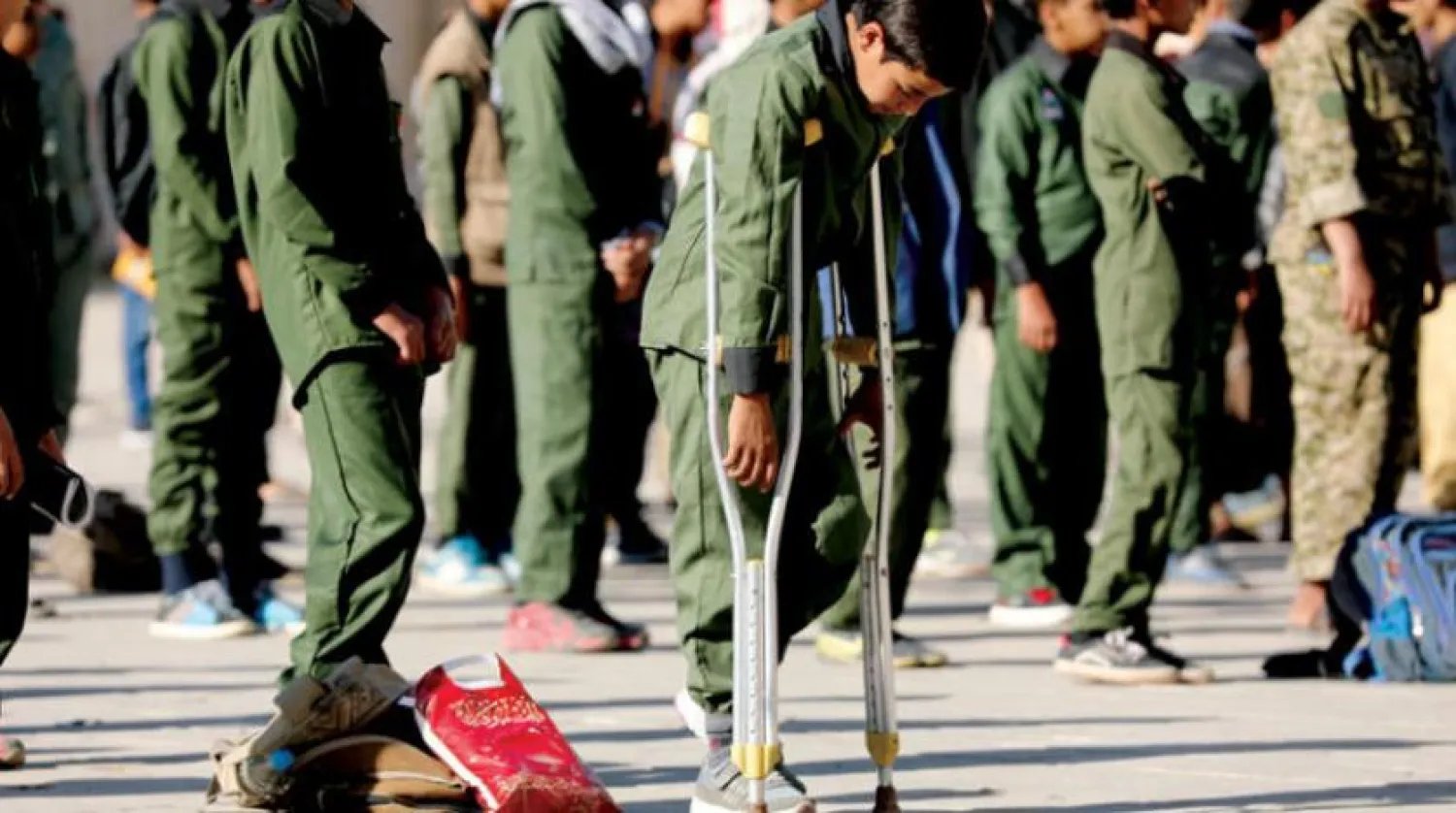 Dün Sana’daki bir okulda sıraya giren öğrenciler (Reuters)