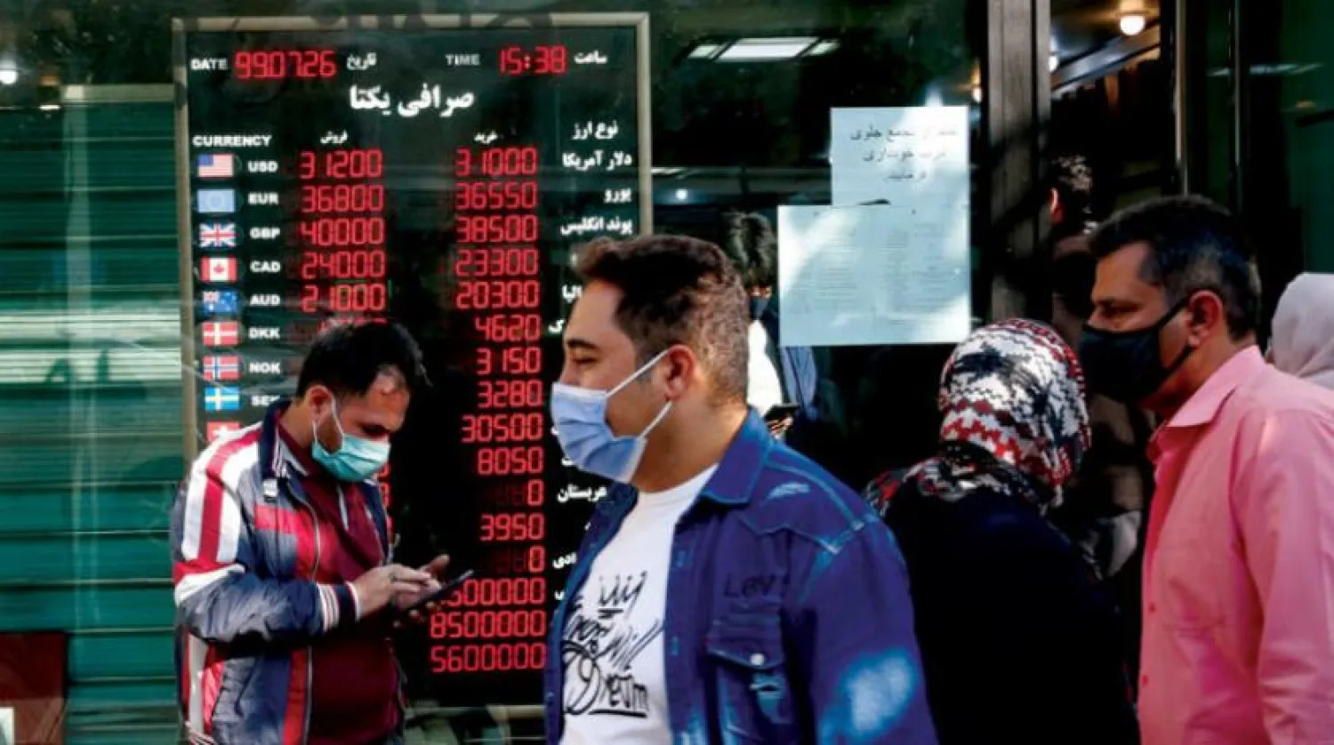 ABD’nin 18 bankayı hedef alan yeni yaptırımları İran para biriminde yine değer kaybına yol açtı. (EPA)