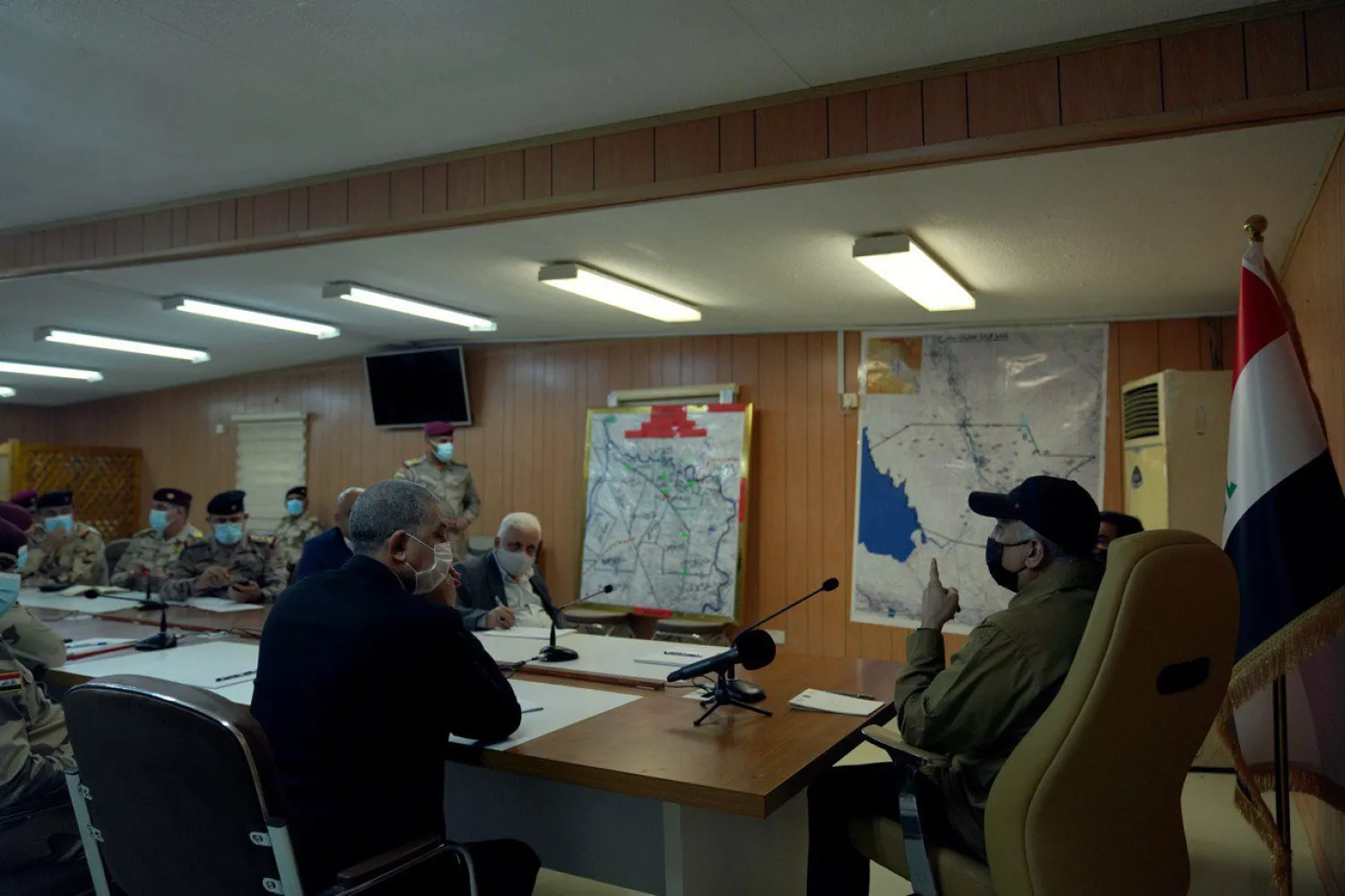 Iraqi Prime Minister Mustafa al-Kadhimi chairs a meeting of security and military officials in Saladin, Iraq, October, 18, 2020 | Photo: Iraqi PM Office