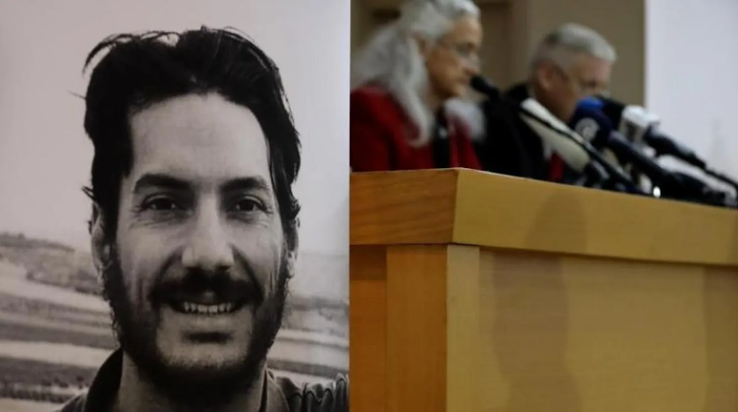 Suriye'de gözaltına alınan gazeteci Austin Tyson (solda), sağda babası ve annesi Beyrut'ta basın toplantısında (Arşivler - AFP)
