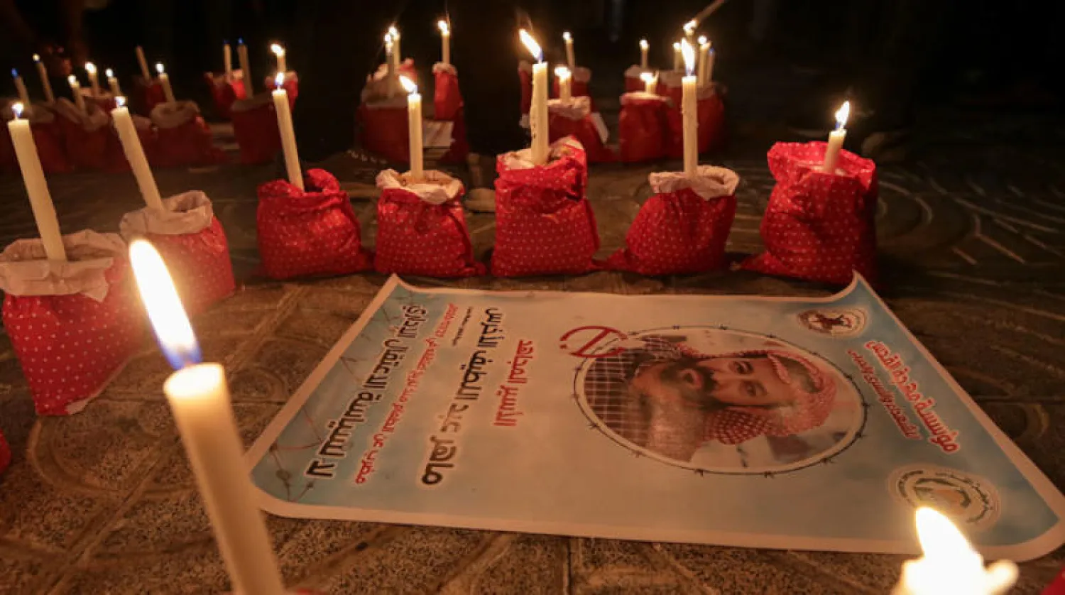 يحملون شموعاً في غزة دعماً للأسير ماهر الأخرس المضرب عن الطعام (إ.ب.أ)