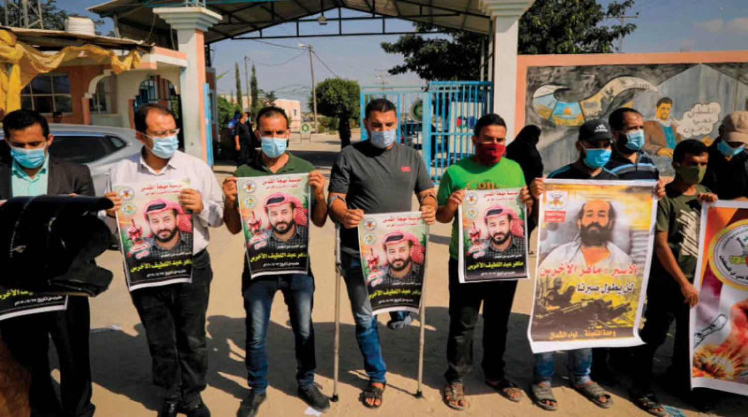 تضامن مع الأسير المضرب عن الطعام ماهر الأخرس قرب معبر إيريز بين إسرائيل وغزة (أ.ف.ب)