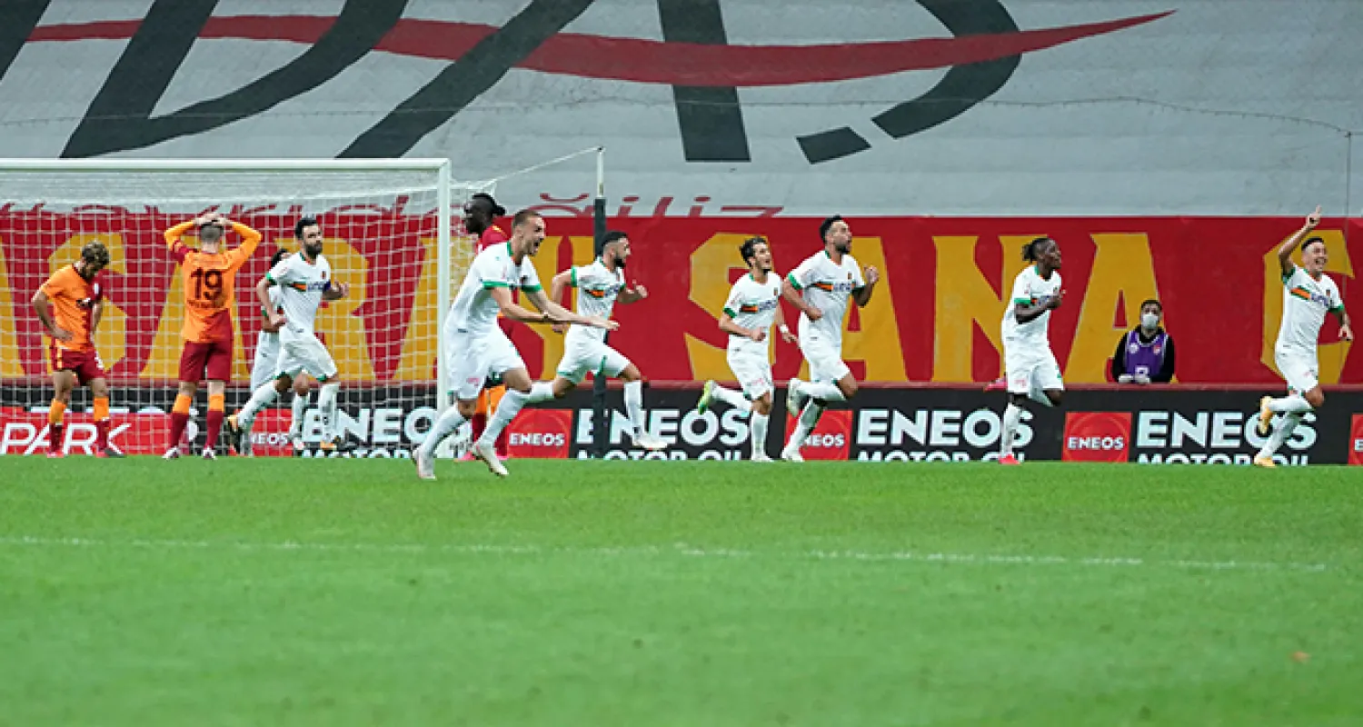 Galatasaray son dakikada yıkıldı