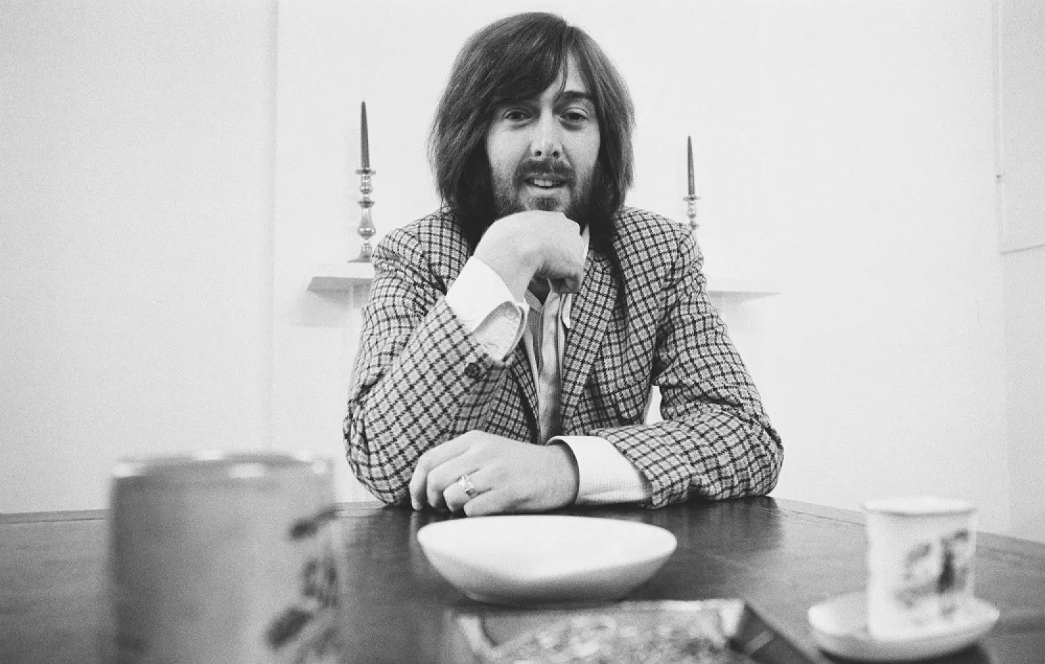 Spencer Davis of the Spencer Davis Group seated at a table on 24th October 1970. (Getty Images)