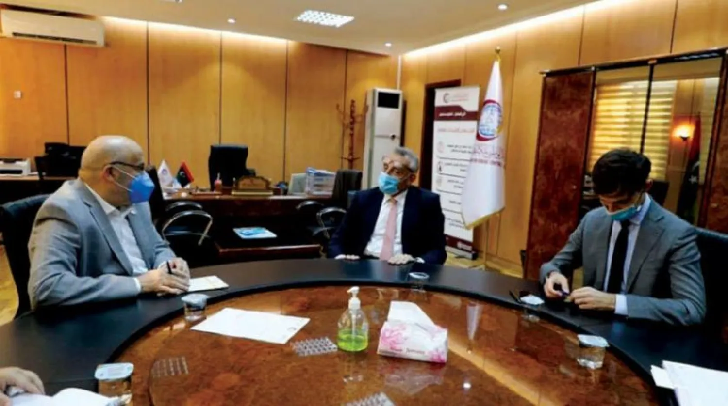 İtalya'nın Trablu Büyükelçisi Giuseppe Peroni ve Ulusal Hastalık Kontrol Merkezi Direktörü Bedreddin en-Neccar. (Ulusal Merkez)