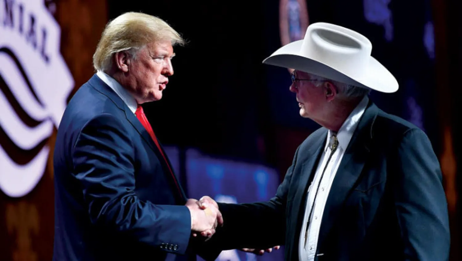 ترمب يصافح أحد مزارعي أريزونا خلال التجمع السنوي للمزارعين (أ.ف.ب)