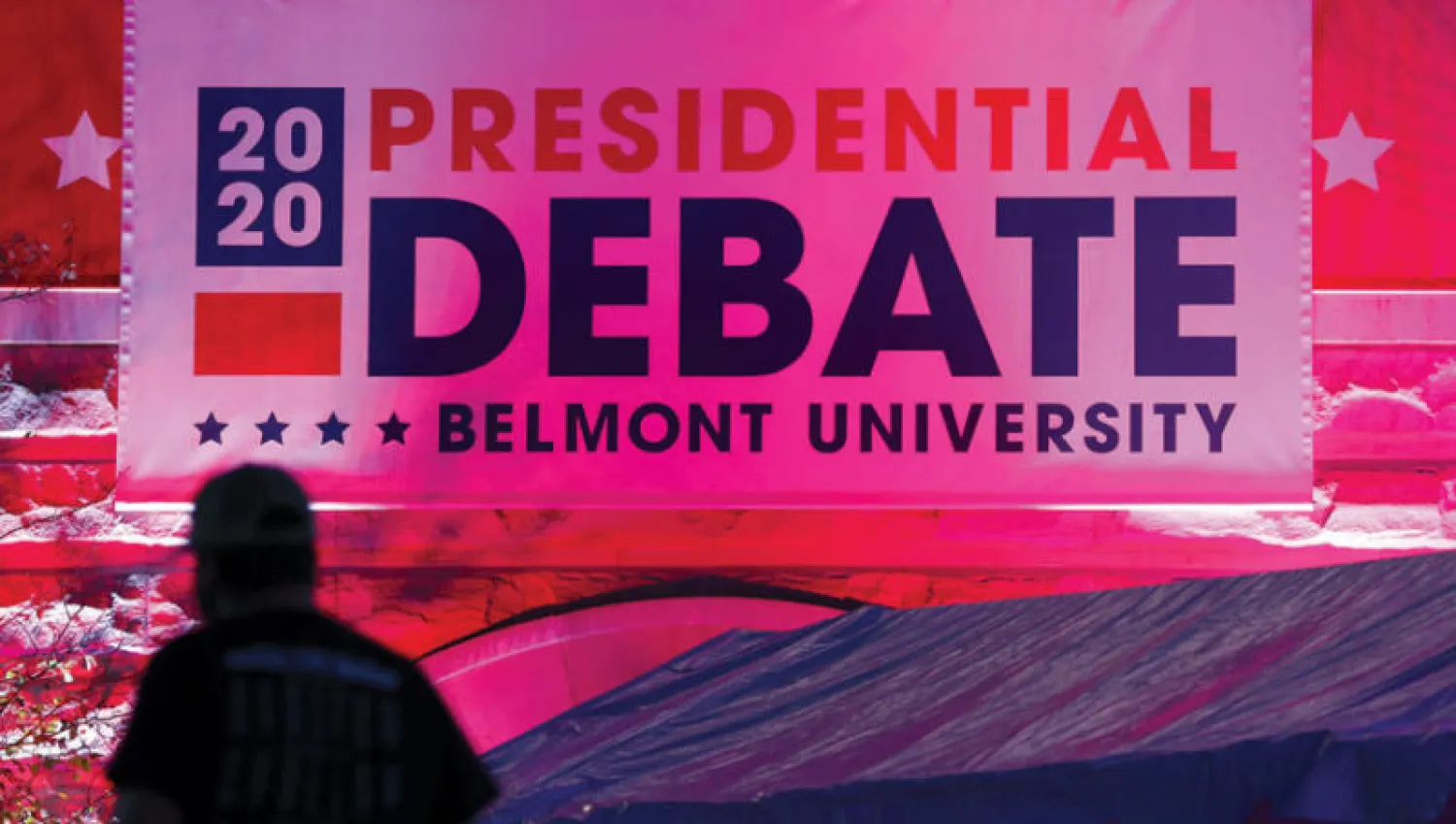 استعدادات للمناظرة الرئاسية الأخيرة بين بايدن وترمب اليوم في جامعة بيلمونت بمدينة ناشفيل في ولاية تينيسي (أ.ف.ب)