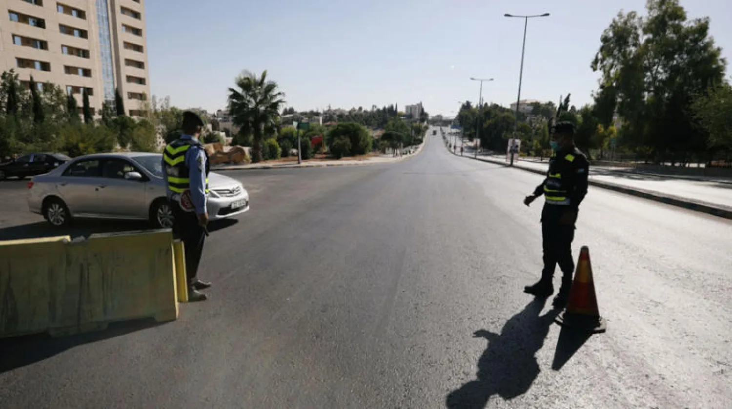 حاجز أمني لفرض حظر التجول في عمّان يوم السبت الماضي (رويترز)