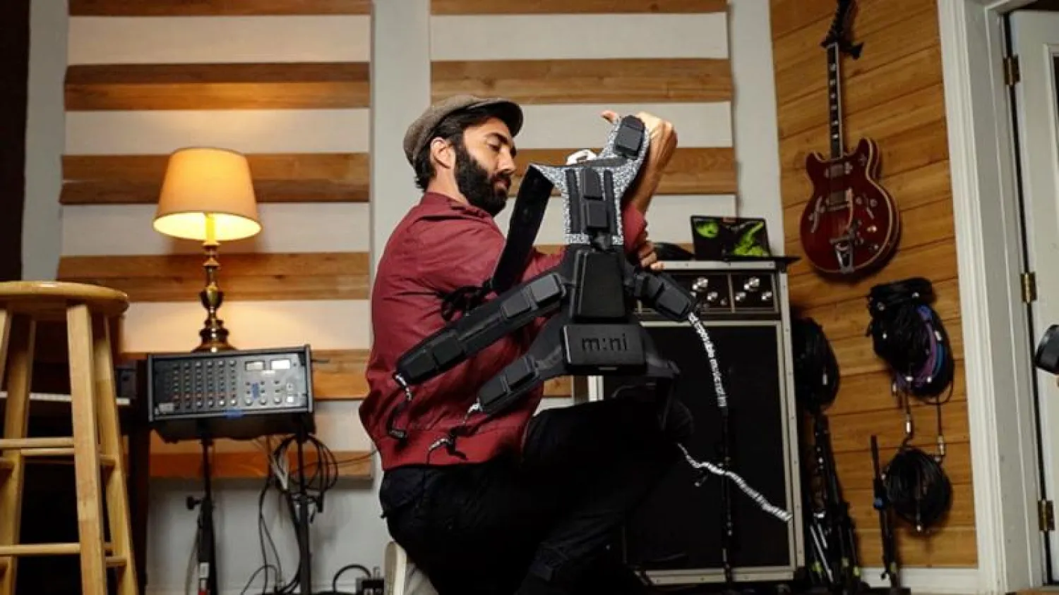 رجل يرتدي البدلة الاهتزازية التي تحتوي على أحزمة للجسم والكاحل والمعصم (سي إن إن)