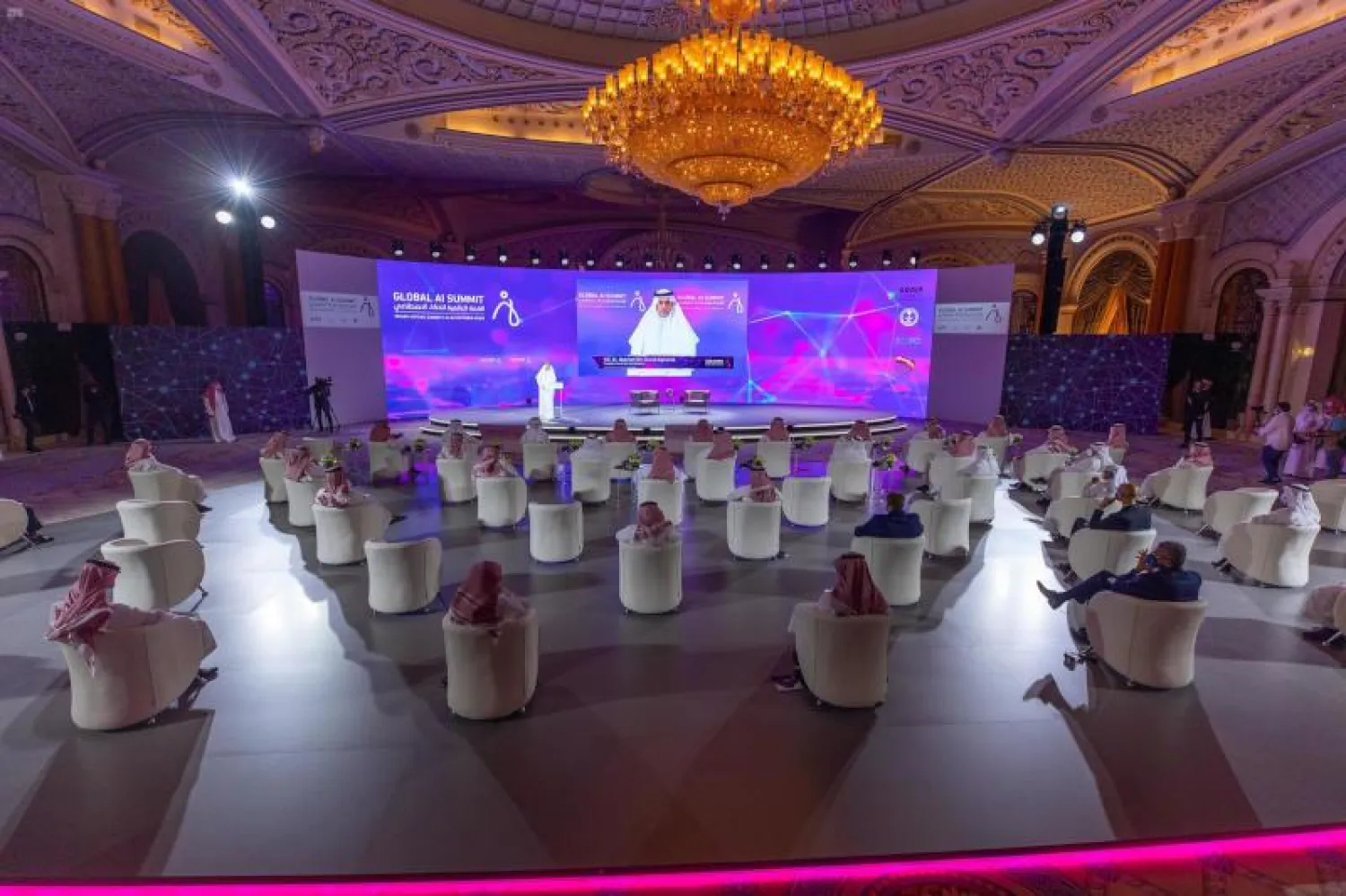 إحدى جلسات القمة في يومها الأول (واس)