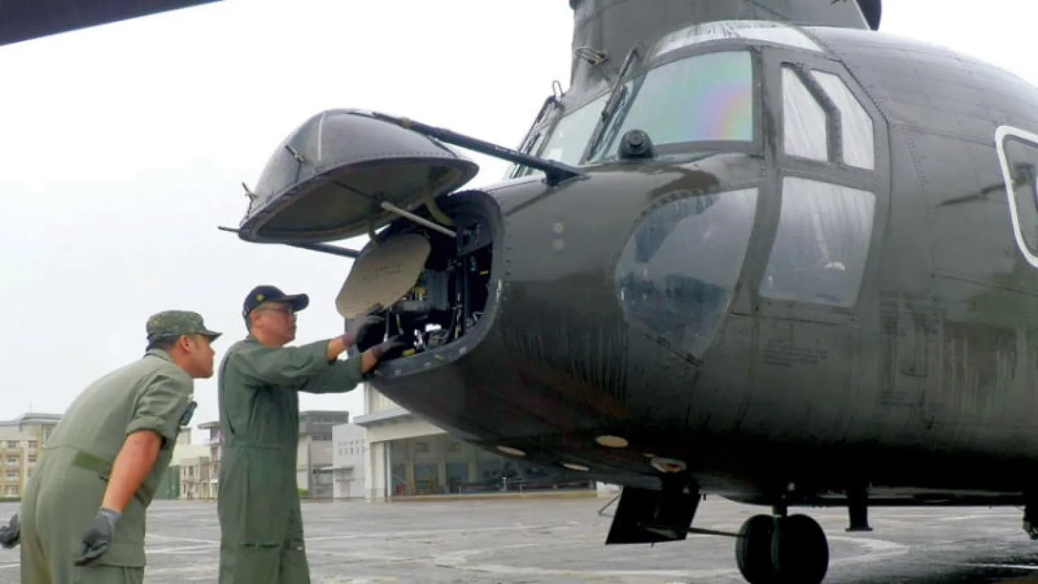 عسكريون يقومون بأعمال صيانة لطائرة في قاعدة سرية في تايوان (إ.ب.أ)