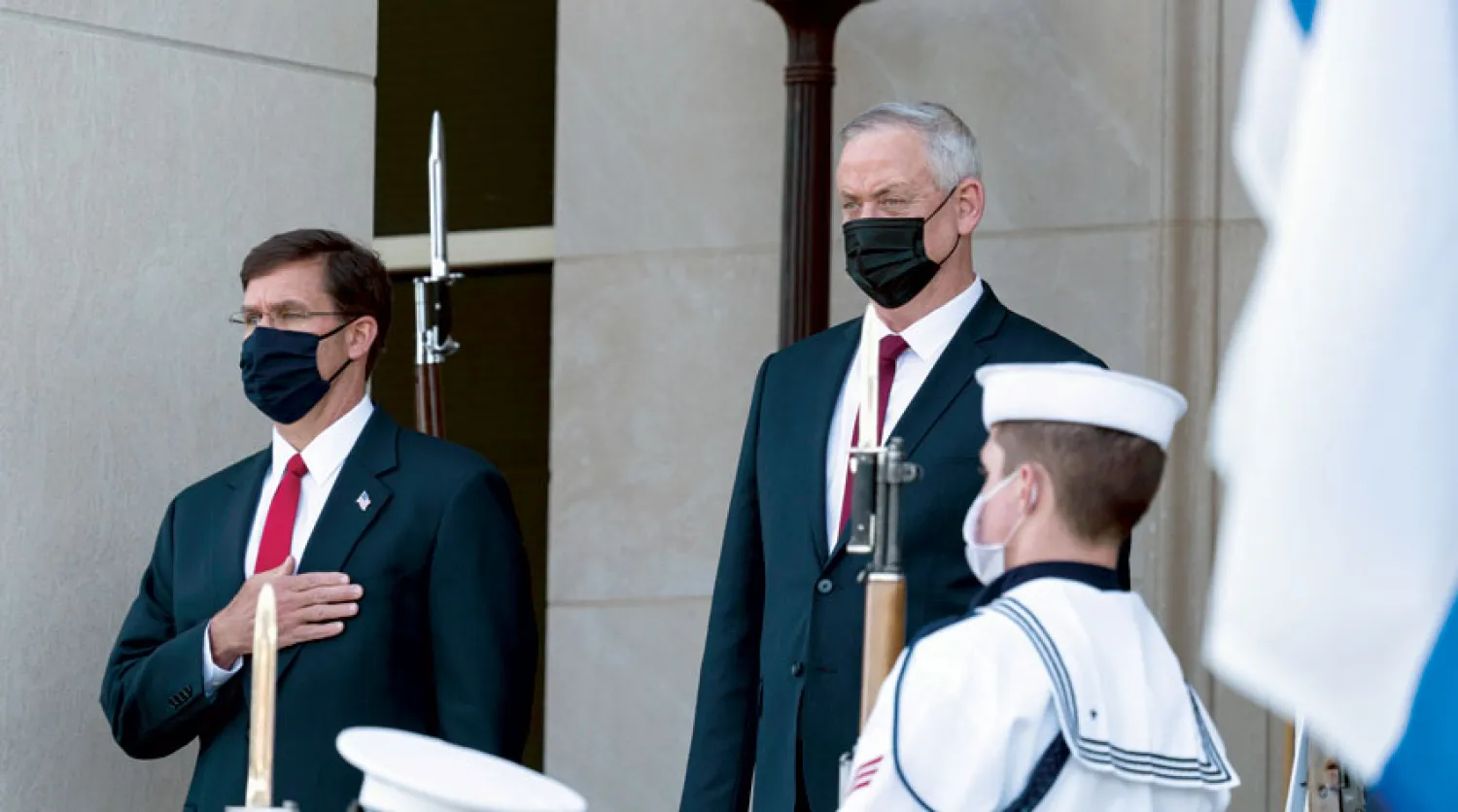 غانتس وإسبر أمام البنتاغون خلال زيارة وزير الدفاع الإسرائيلي السابقة في سبتمبر الماضي (أ.ب)