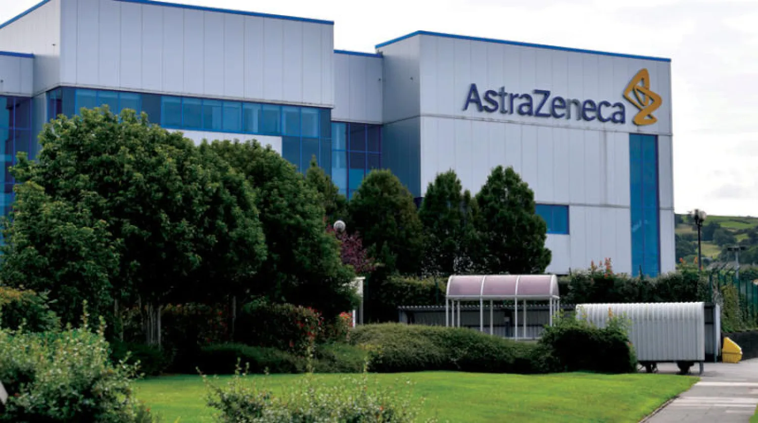 مقر شركة «أسترازينكا» البريطانية السويدية التي تنتج عقار جامعة أكسفورد (أ.ف.ب)
