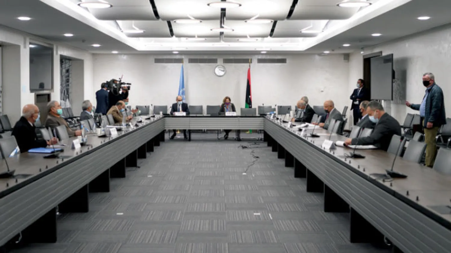 محادثات جنيف العسكرية بين وفدي «الجيش الوطني» و«الوفاق» برعاية بعثة الأمم المتحدة لدى ليبيا (إ.ب.أ)