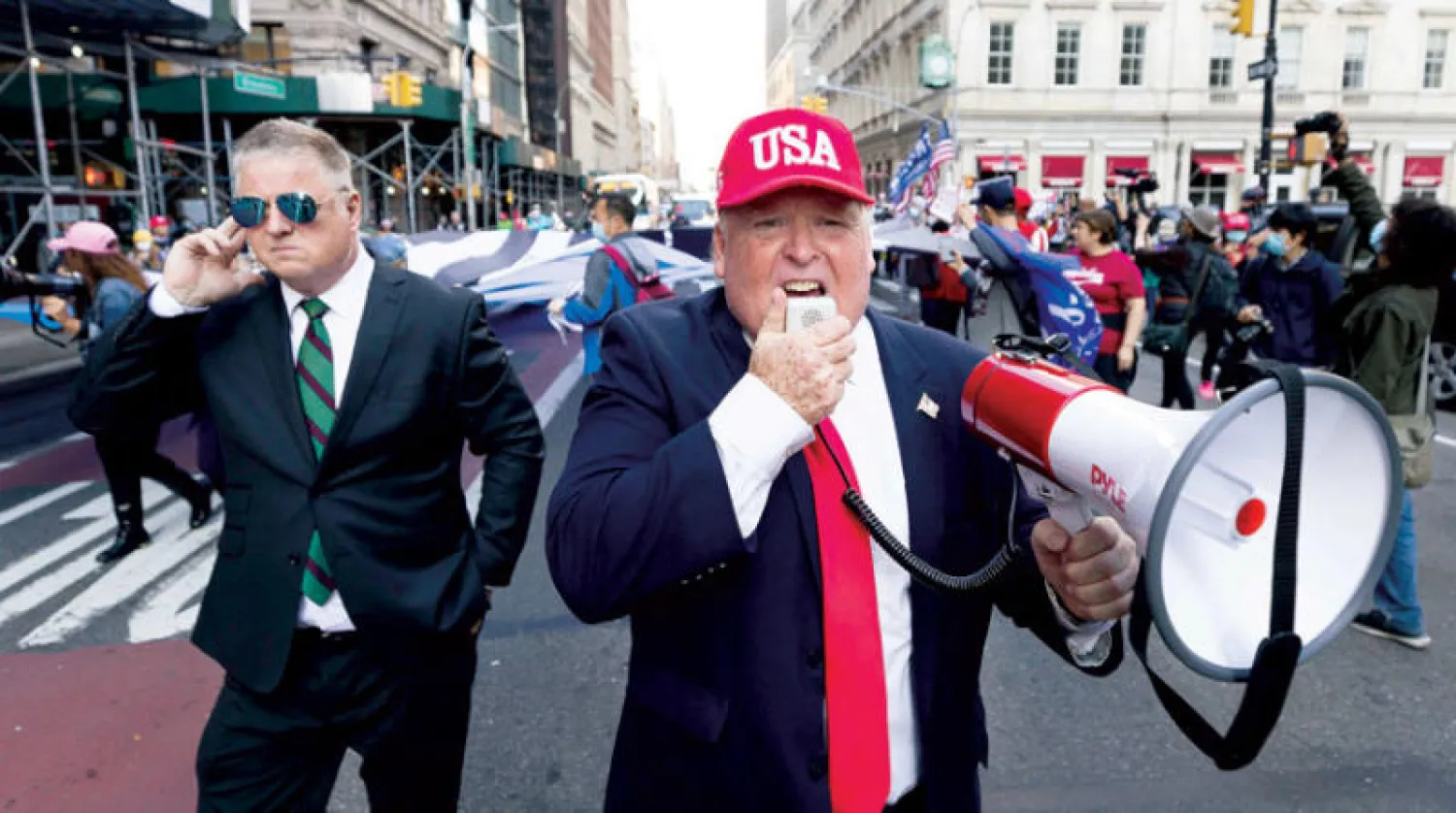 رجل يتشبه بترمب خلال مسيرة مؤيدة له في نيويورك (إ.ب.أ)