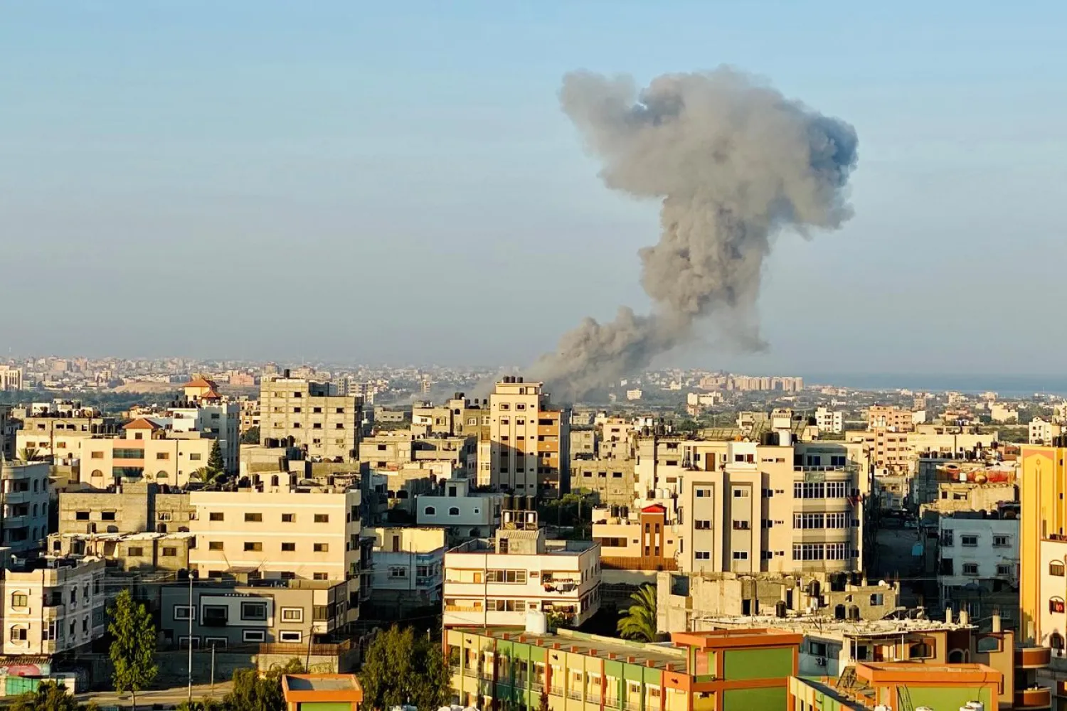 Smoke rises following an Israeli air strike in Gaza Strip August 28, 2020. REUTERS/Mohammed Shana
