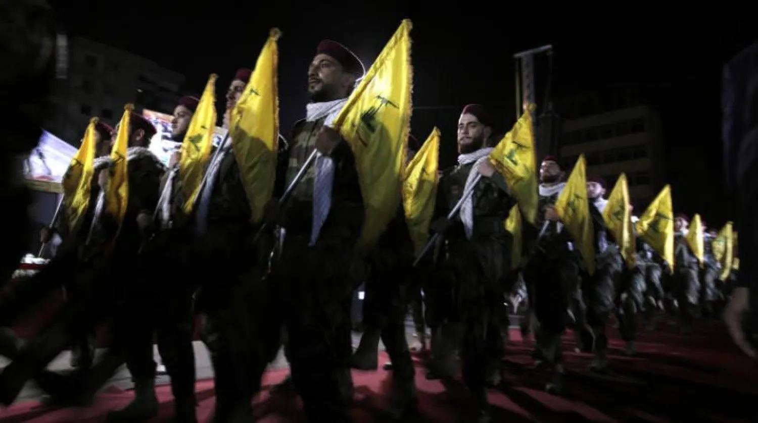 Beyrut'un güney banliyölerinde düzenlenen askeri geçit törenindeki Hizbullah militanları (AP)