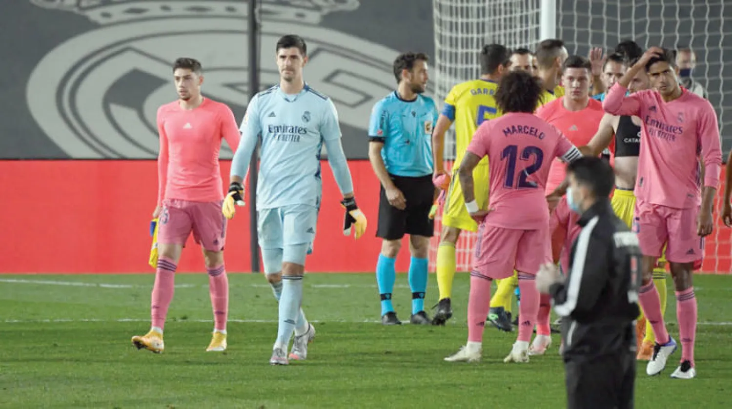 لاعبو ريال مدريد بعد الهزيمة من قادش الصاعد في المرحلة الماضية (أ.ف.ب)