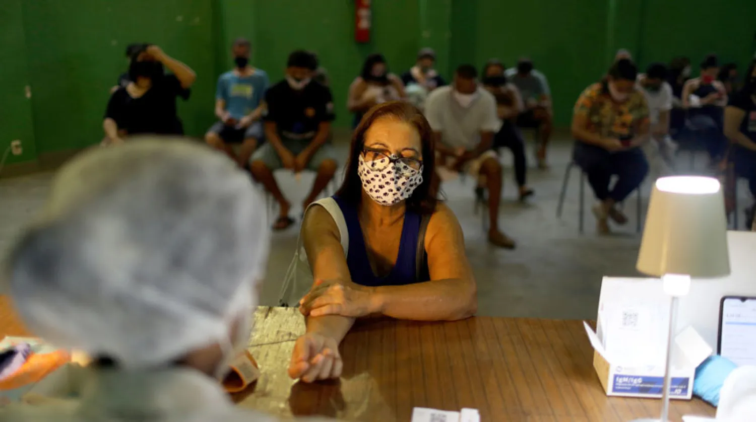 امرأة برازيلية يجرى لها فحص دم, كعينة لدراسة مراحل تطور الفيروس. (رويترز) 