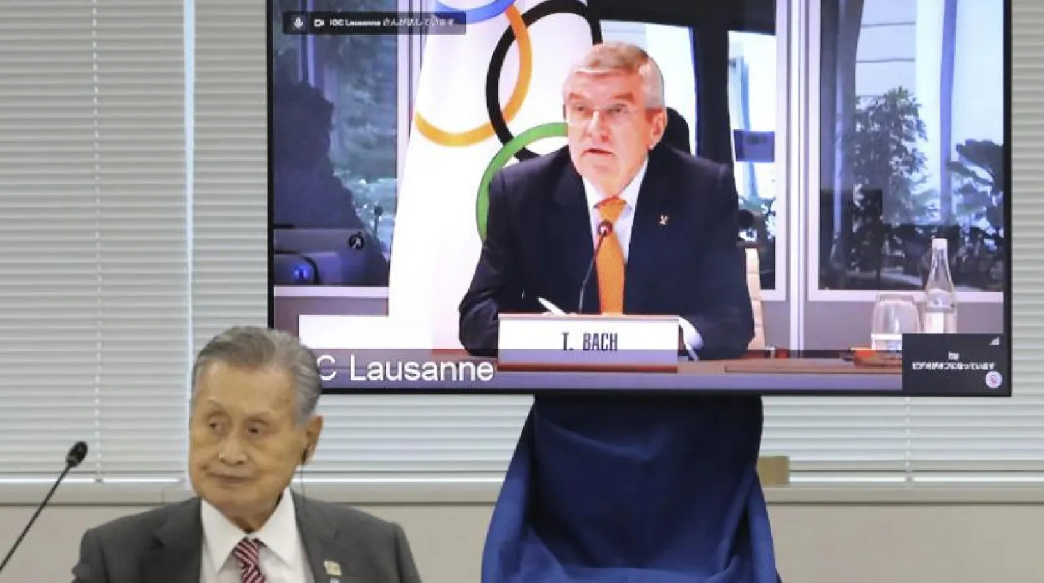 Uluslararası Olimpiyat Komitesi Başkanı Thomas Bach, Oyunların gelecek yıla nasıl erteleneceğini tartışmak için bir toplantı sırasında Tokyo 2020 Olimpiyatları Organizasyon Komitesi ile görüşmedeyken (AP)