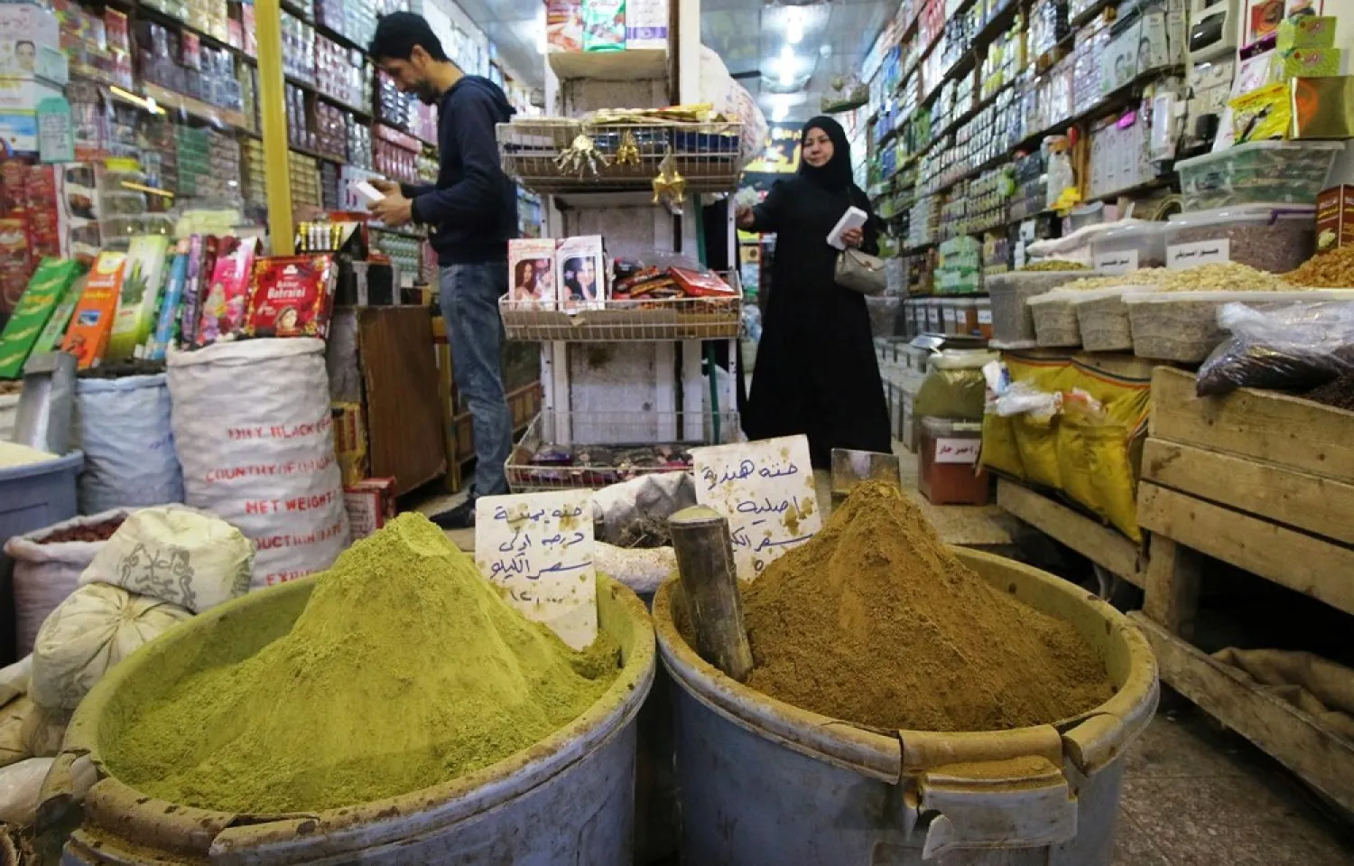 People shop at a market in Basra, Iraq. (Reuters file photo)