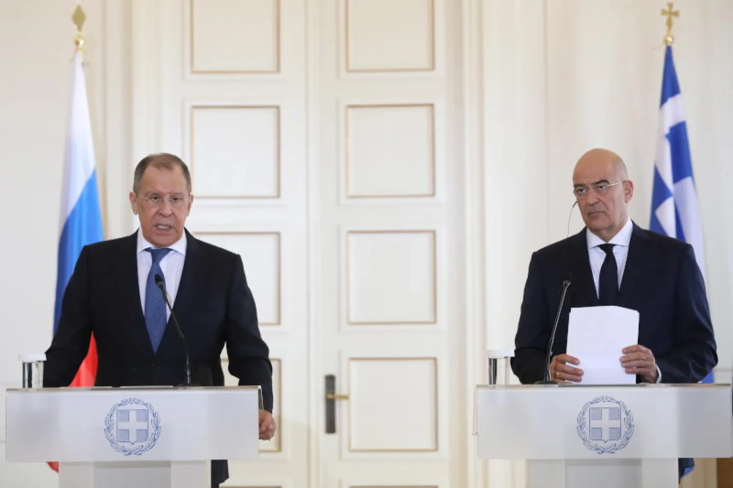 وزير الخارجية الروسي سيرغي لافروف (يسار) ونظيره اليوناني نيكوس ديندياس (إ.ب.أ)