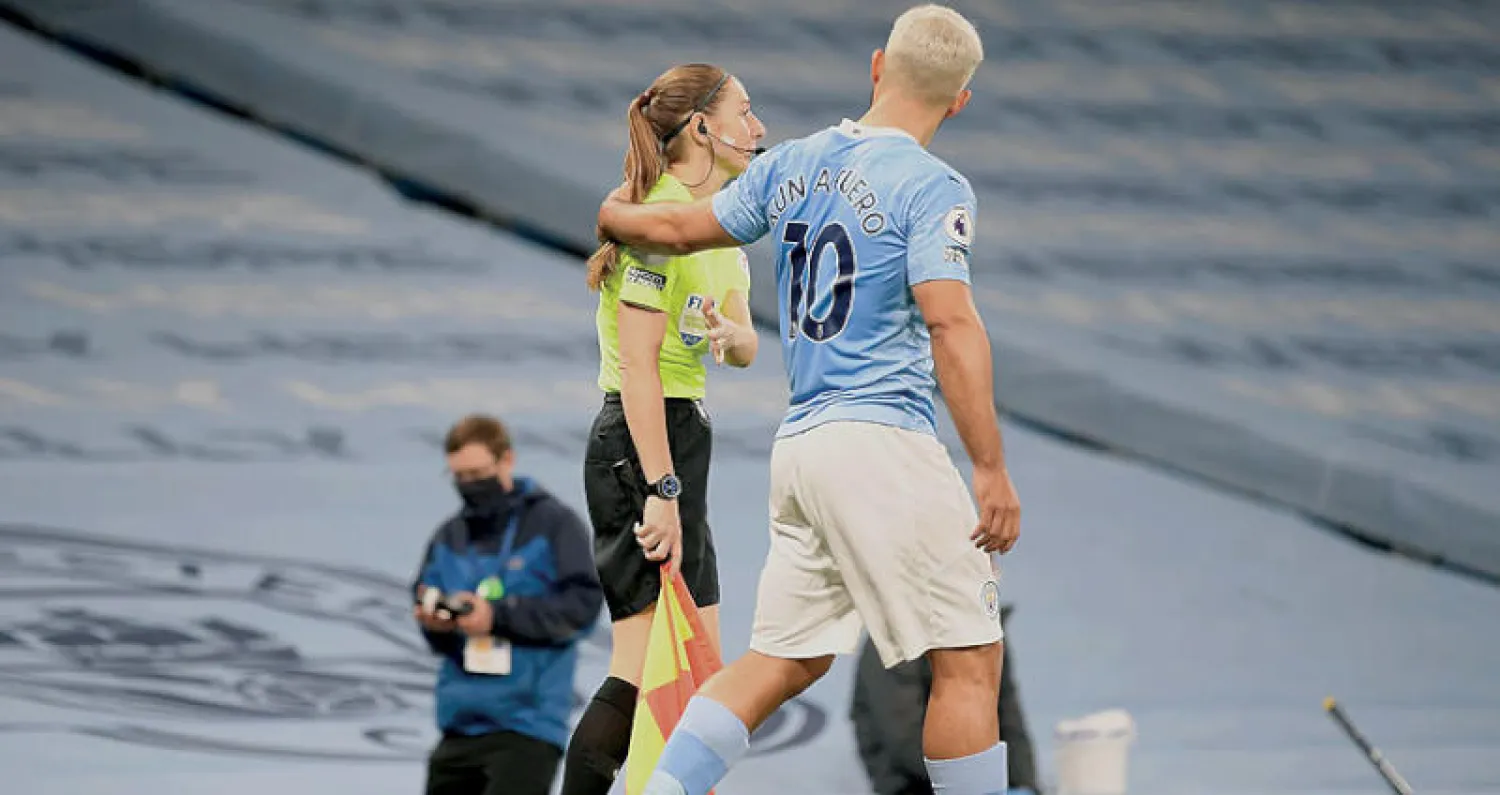 أغويرو يضع يده على مساعدة الحكم سيان ماسي - إليس خلال المواجهة مع آرسنال (غيتي)