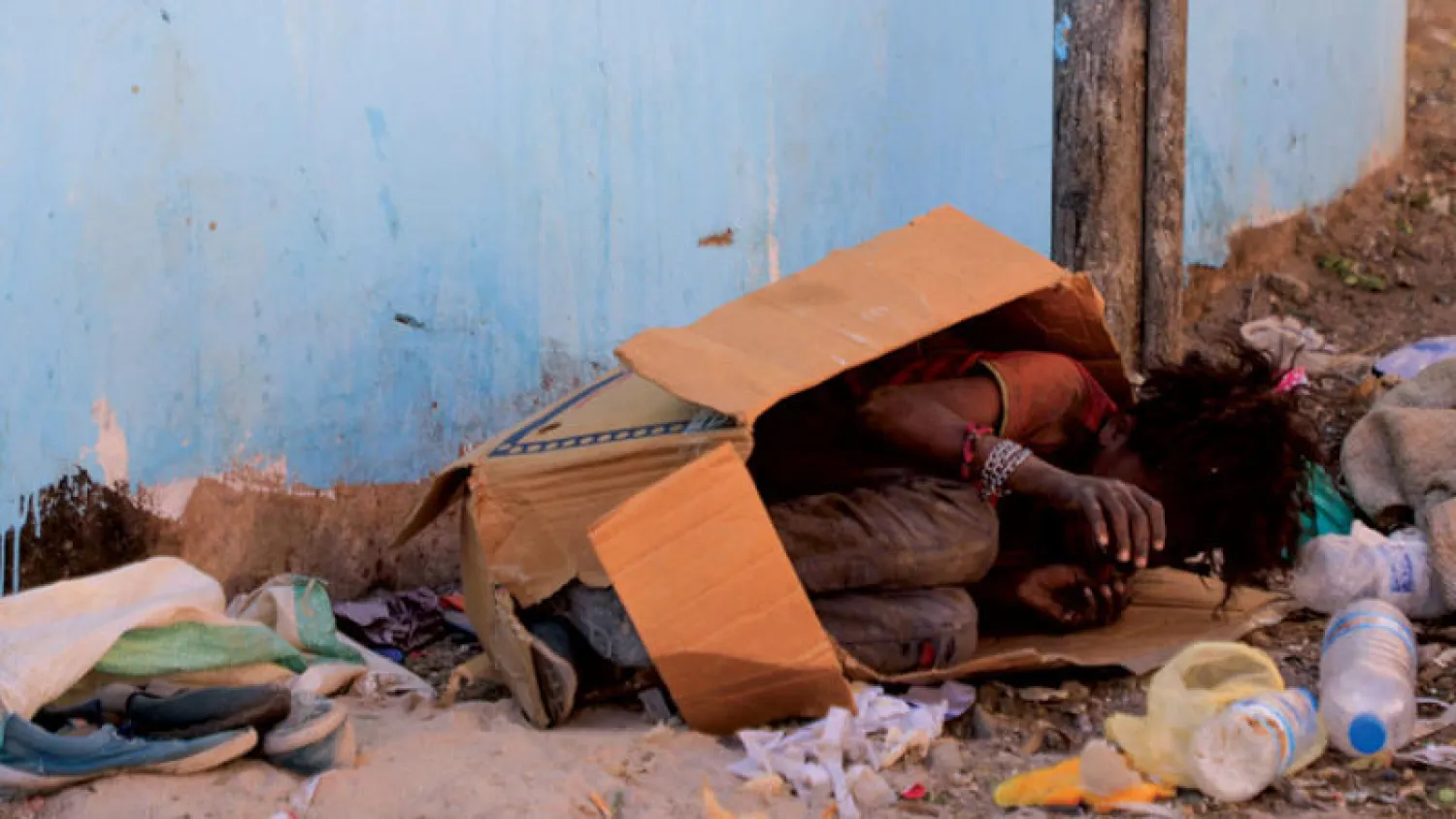 طفل من المهمشين بين القمامة في صنعاء (أ.ف.ب)