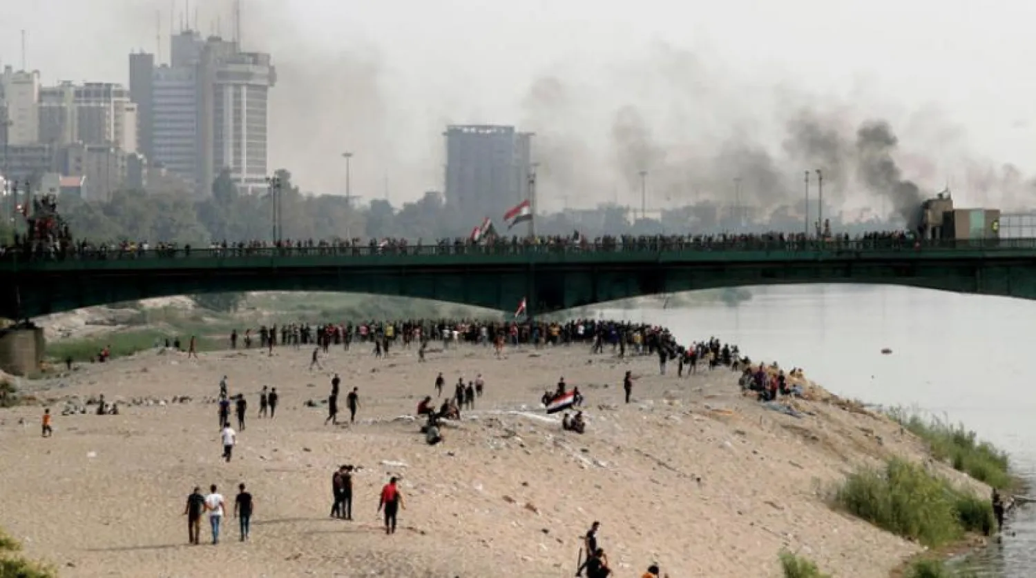 Bağdat’taki Yeşil Bölge’ye uzanan köprüde göstericilerle güvenlik güçleri arasında çatışmalar yaşandı. (Reuters)
