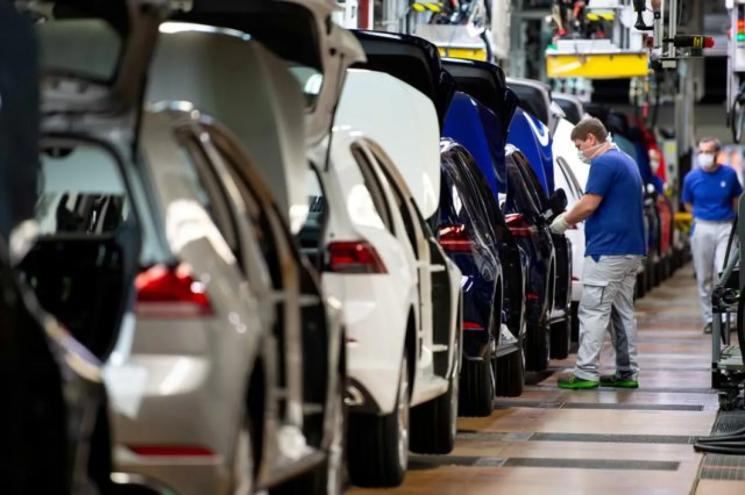 A worker at the Volkswagen assembly line in Wolfsburg, Germany, April 27, 2020. Swen Pfoertner/Pool via REUTERS