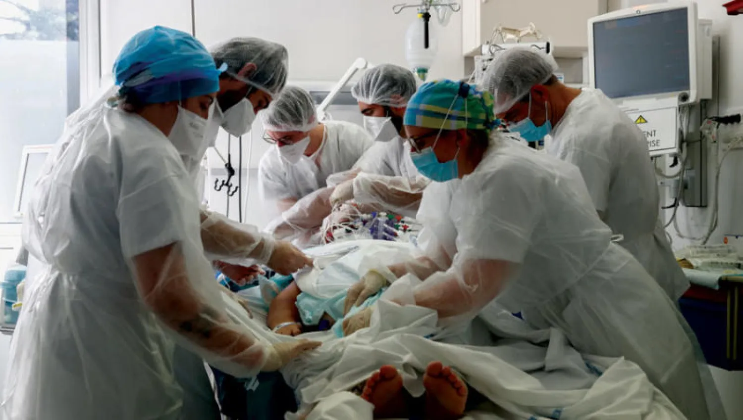 فرنسا تتوقع 100 ألف إصابة بــ«كورونا» يومياً (رويترز)