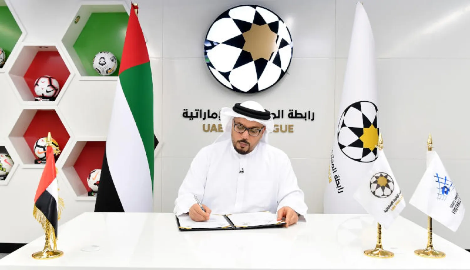 رئيس رابطة المحترفين الإماراتية عبد الله ناصر الجنيبي خلال التوقيع على مذكرة التفاهم (وام)