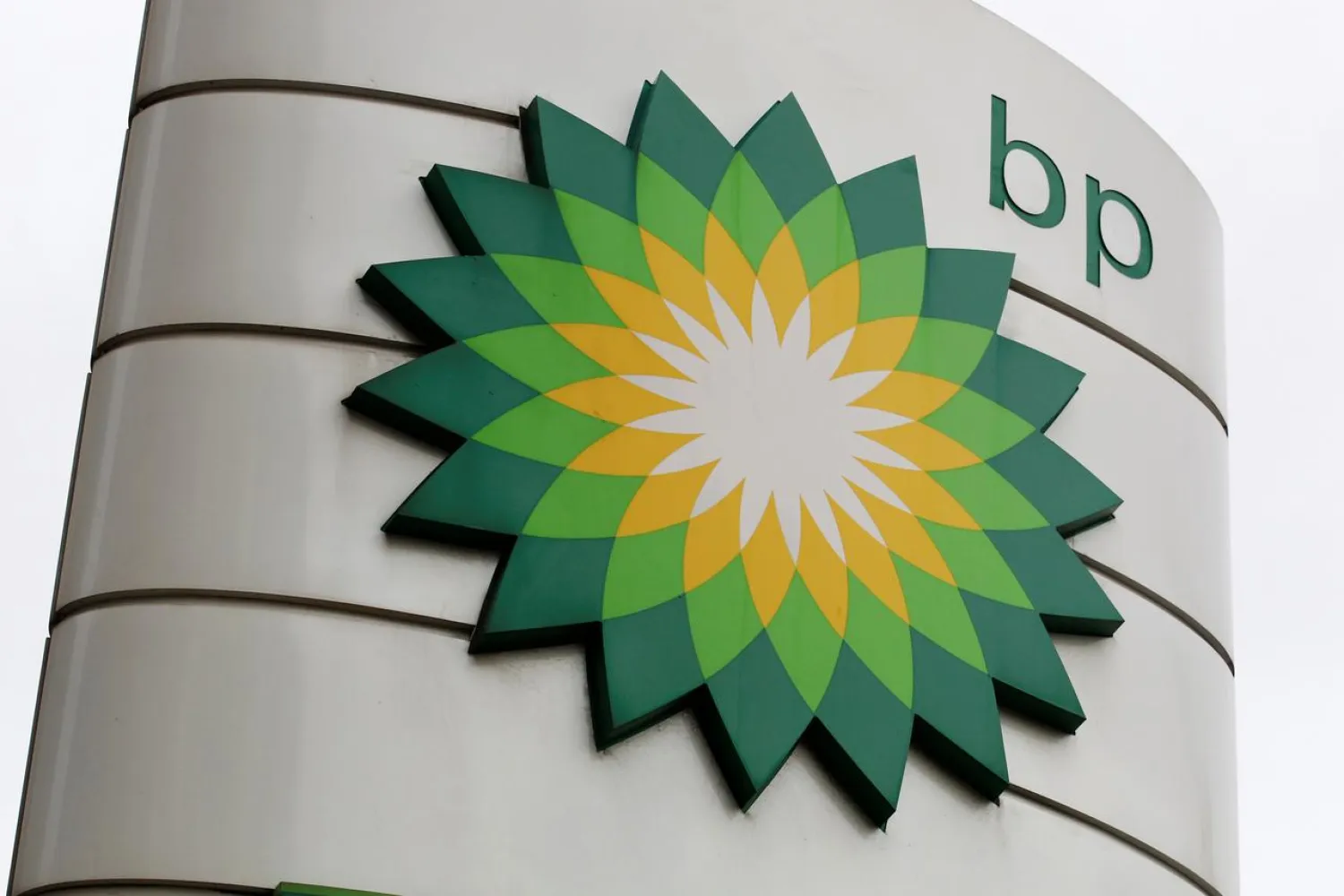  A BP logo is seen on a petrol station in London November 2, 2010. REUTERS/Suzanne Plunkett
