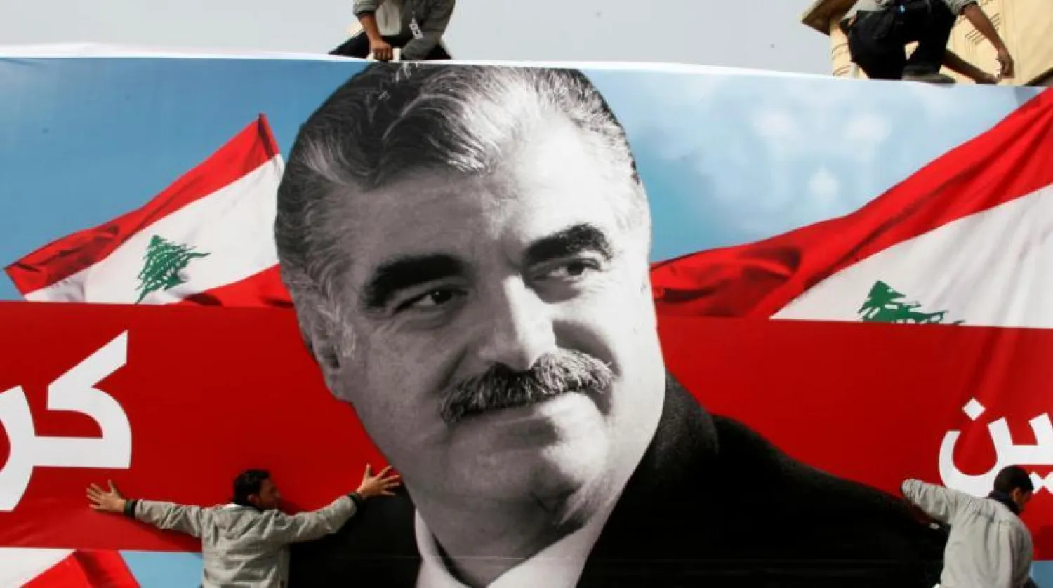 İşçiler Beyrut'ta Lübnan Başbakanı Refik Hariri'nin portresini taşıyan büyük bir pankart hazırladılar (Arşiv-Reuters)