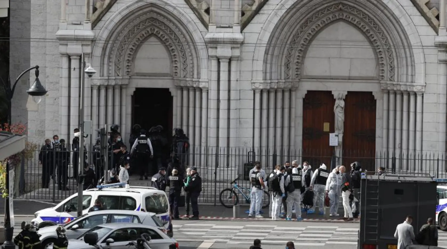 Fransız polis memurları Nice'deki Notre Dame Kilisesi'nin girişinde duruyor (AFP) 
