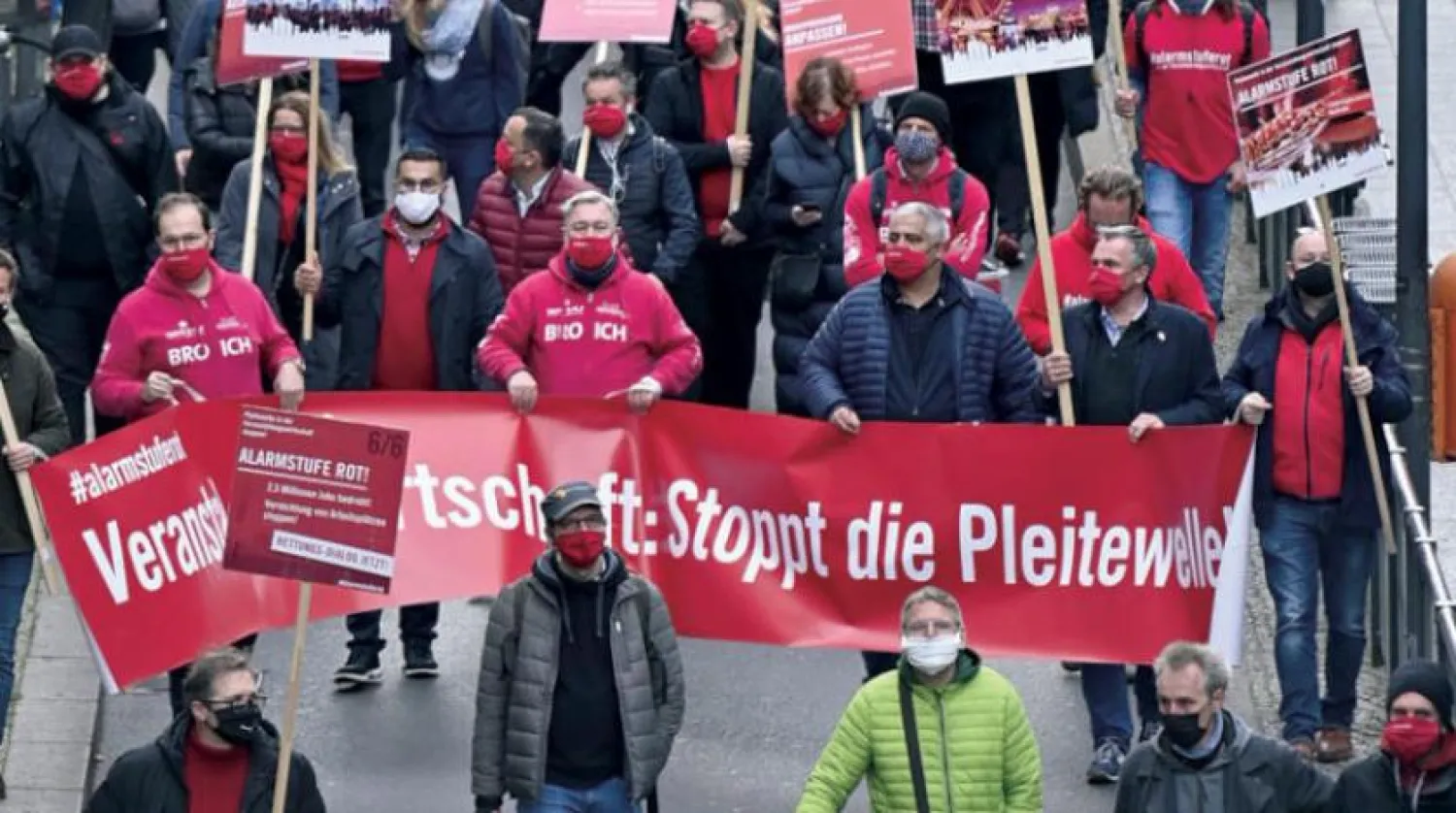 Dün Berlin’de Kovid-19 önlemlerine karşı protesto yapan işçiler (AFP)