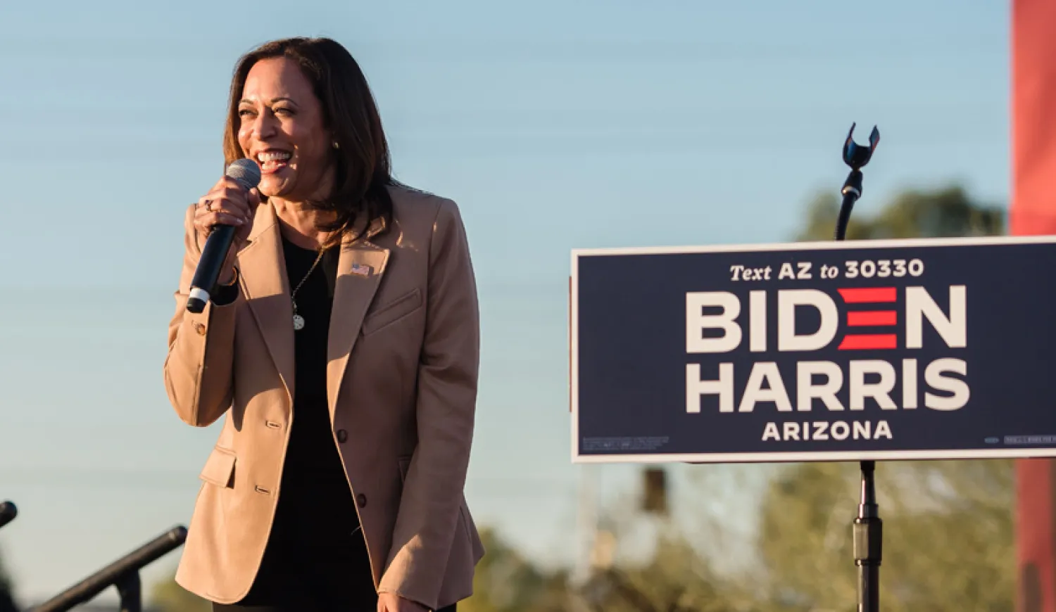 كامالا هاريس «الظلّ غير المرئي» لبايدن