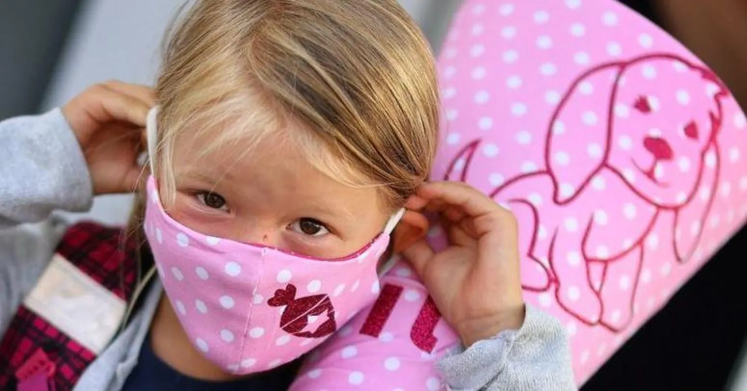 طفلة صغيرة ترتدي قناع وقاية ملوناً (أرشيفية - رويترز)