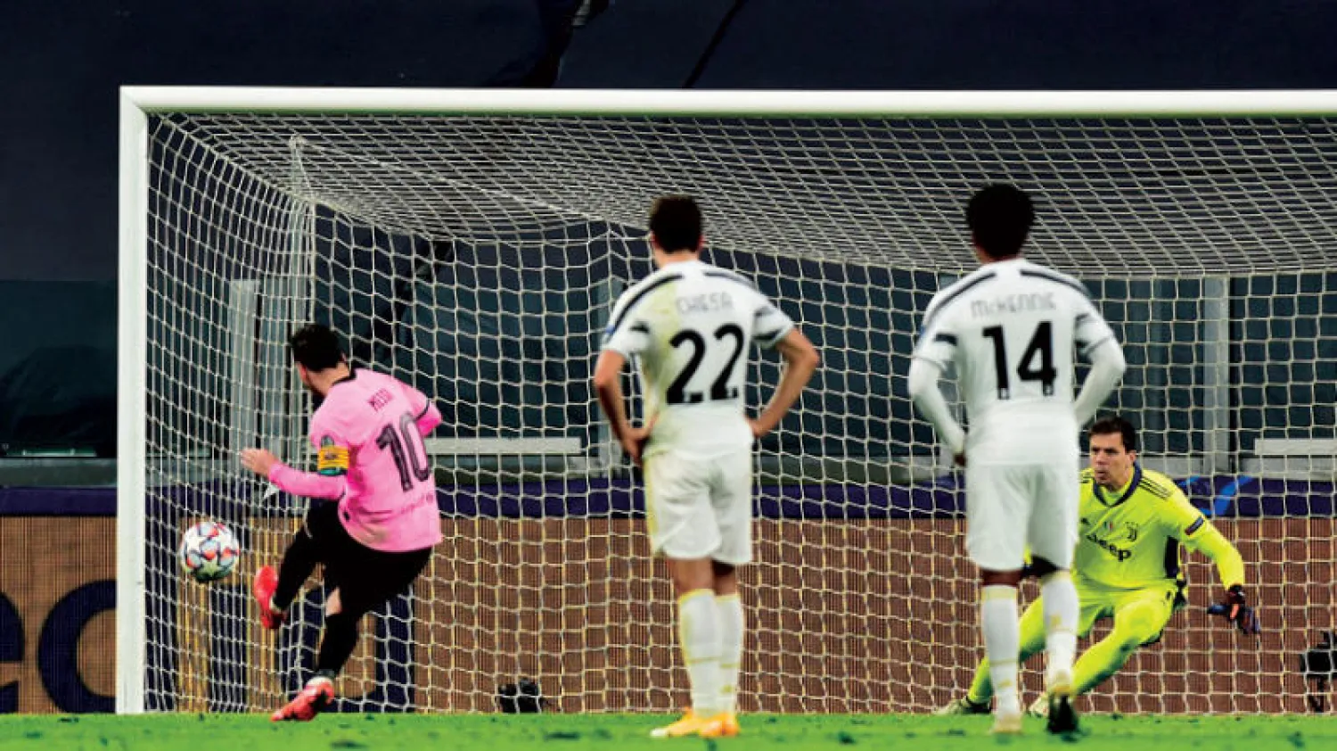 ميسي (يسار) يسجل لبرشلونة الهدف الثاني في مرمى يوفنتوس من ركلة جزاء (رويترز)