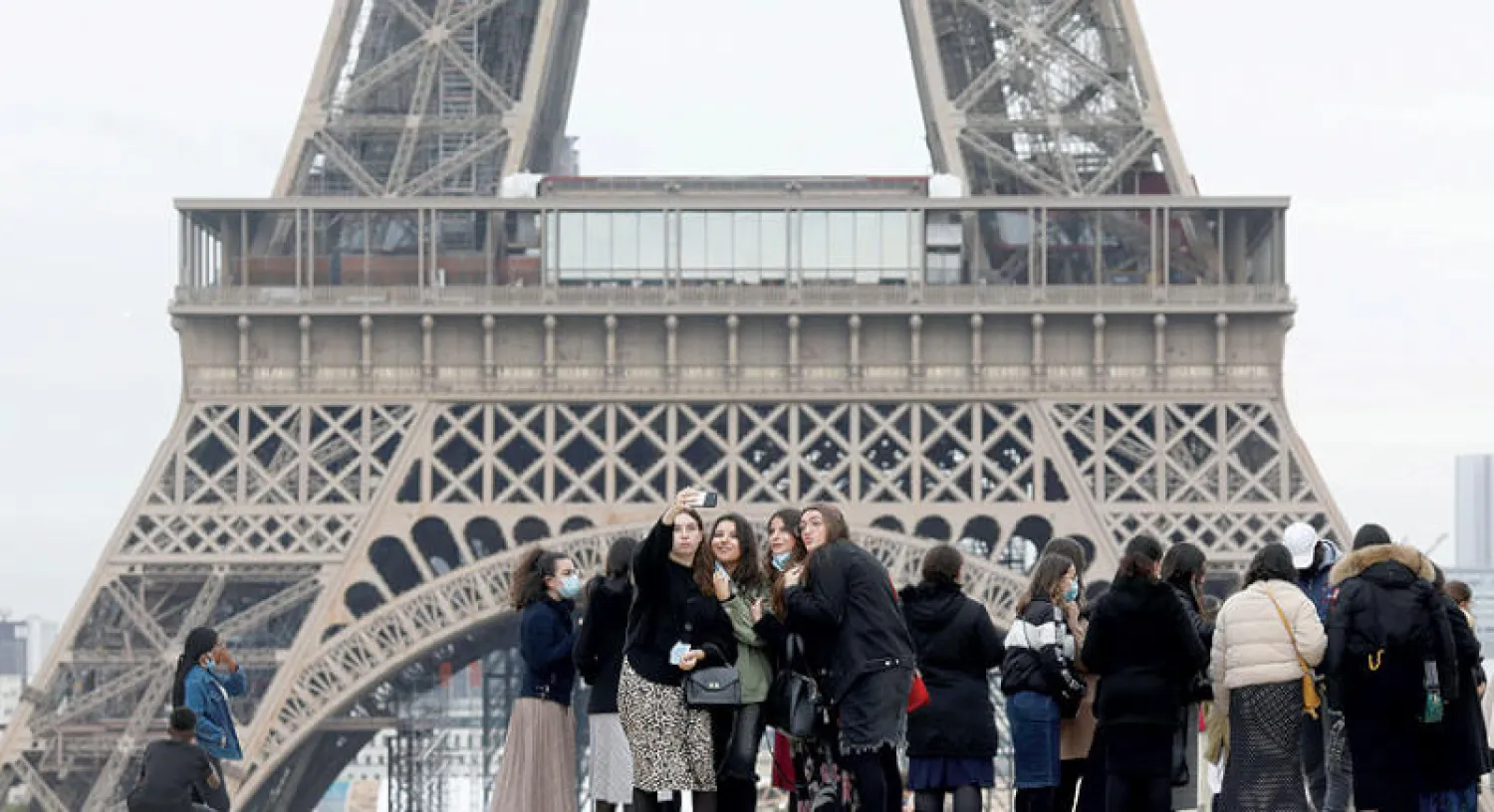 ساحة تروكاديرو كما بدت أمس عشية الإغلاق في فرنسا (رويترز)